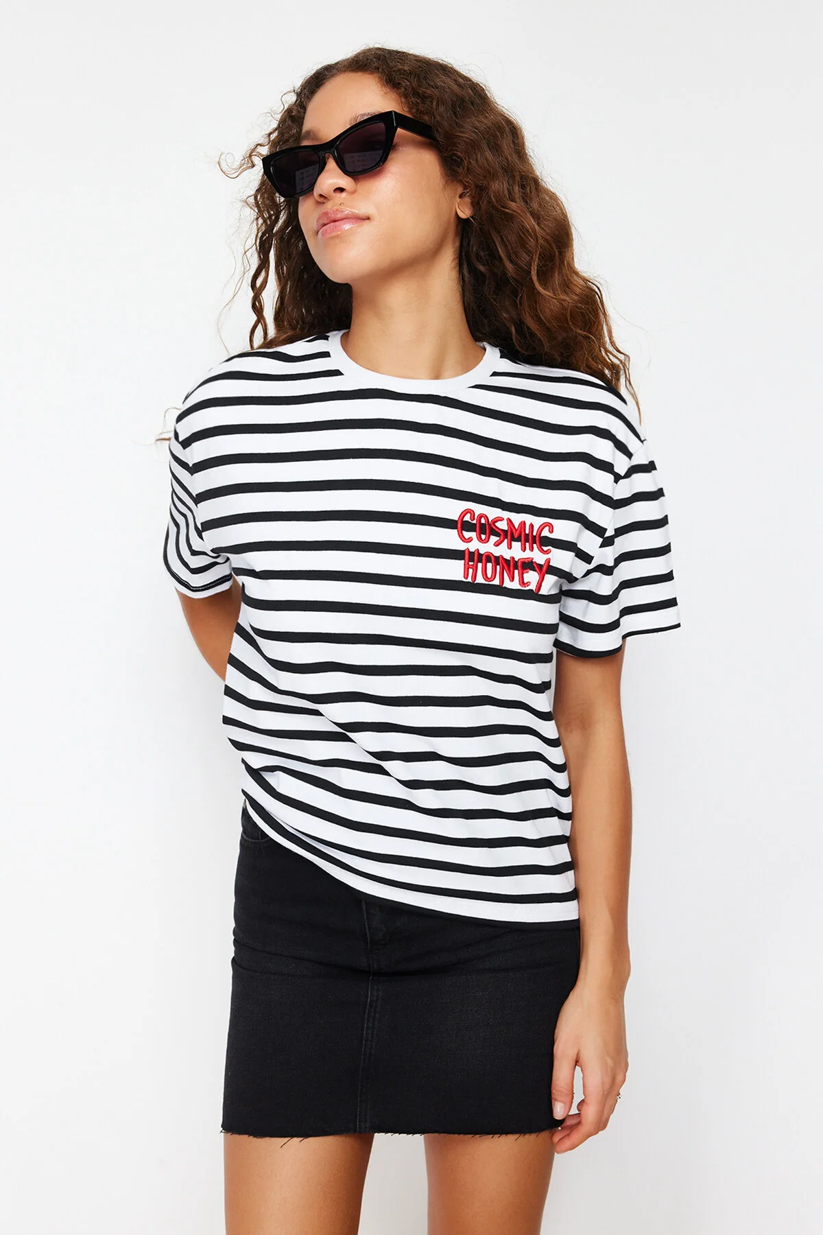 Trendyol Collection  Rot gestreiftes Slogan-Stickerei-Detailliertes, entspanntes/bequemes gestricktes T-Shirt TWOSS24TS00053