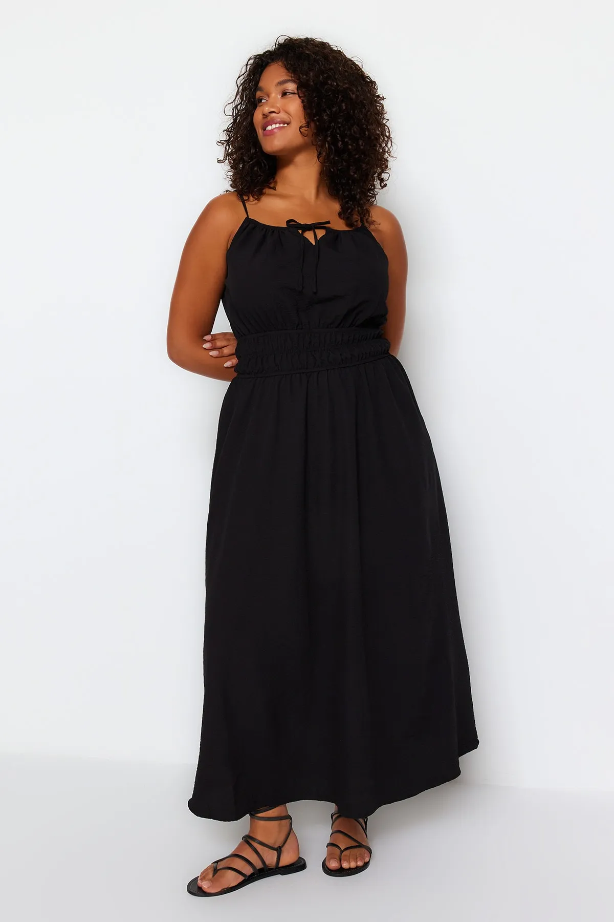 Trendyol Curve  Schwarzes gewebtes Kleid mit elastischer Taille TBBSS23AH00045