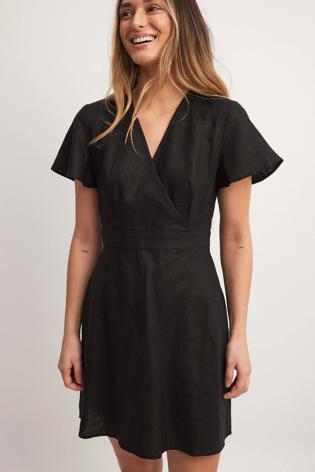 Fließendes Minikleid aus Leinen mit Bindeband hinten