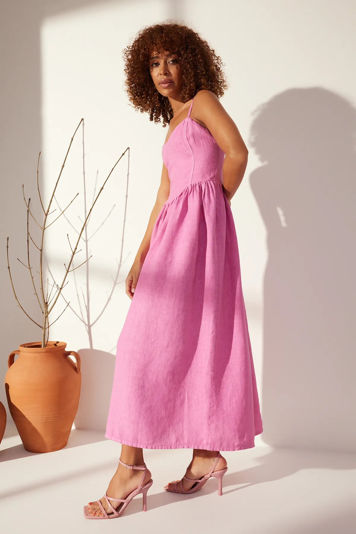 Trendyol Collection  Rosa Maxikleid mit Trägern aus 100 % Leinen TWOSS24EL00667