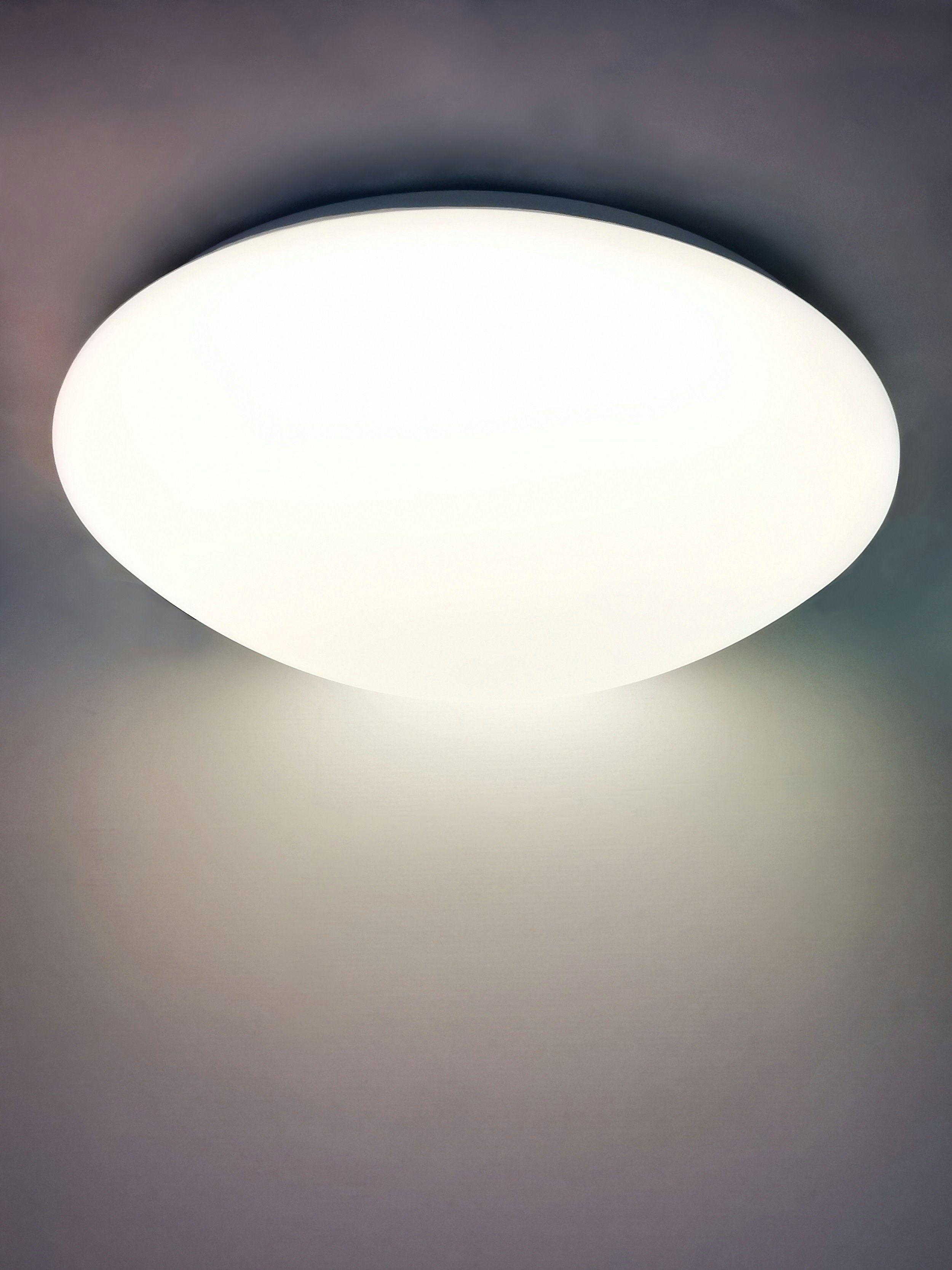 TRANGO LED Deckenleuchte, CCT, 3105 Modern IP44 LED Deckenstrahler 43cm Ø mit CCT Farbtemperatur-Steuerung (durch ON/OFF Lichtschalter) Lichtfarbe 3000K I 4000K I 6000K in Rund *NOAH* inkl. 1x 20 Watt LED Modul - weißes Acryl Lampenschirm, warmweiß,