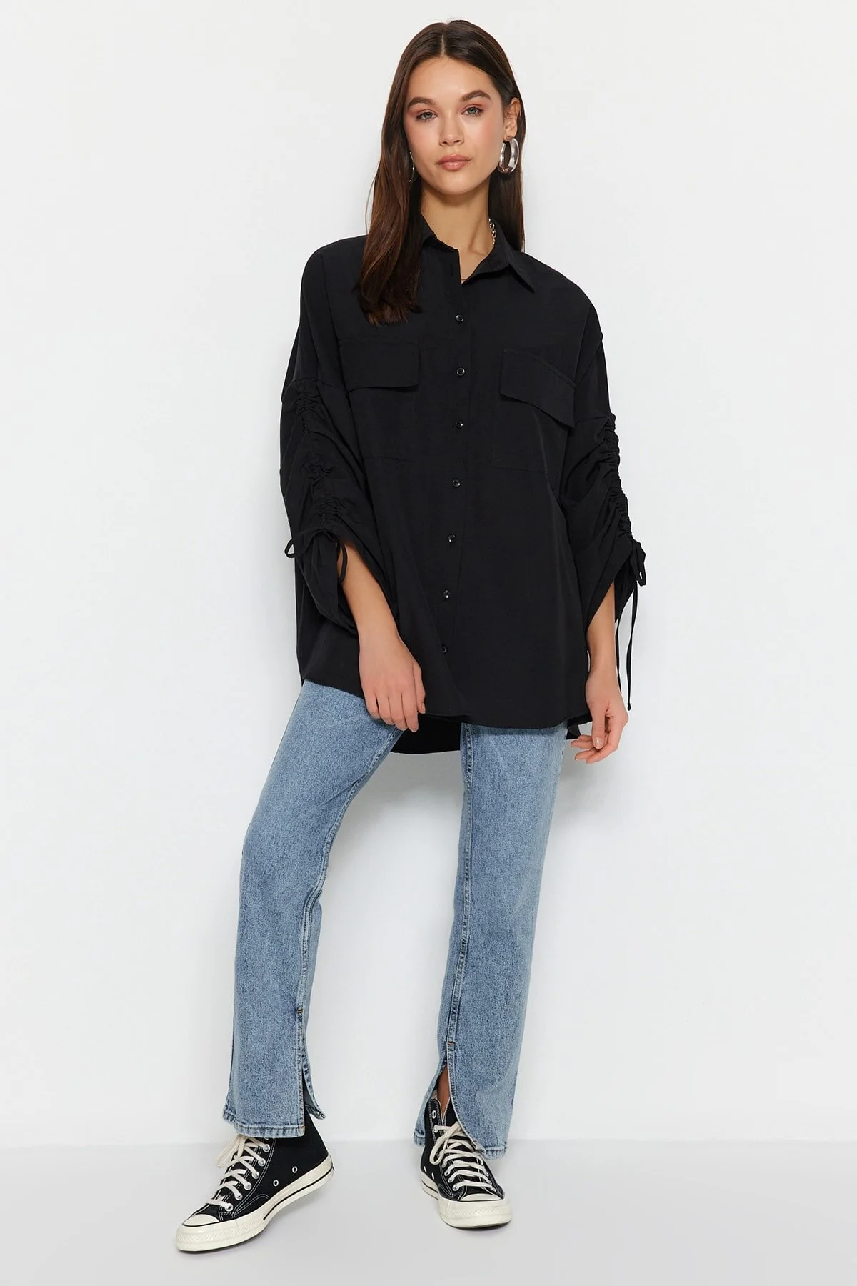 Trendyol Modest  Schwarzes Hemd aus gewebter Baumwolle mit verstellbaren Ärmeln und Raffung, TCTSS23TG00011