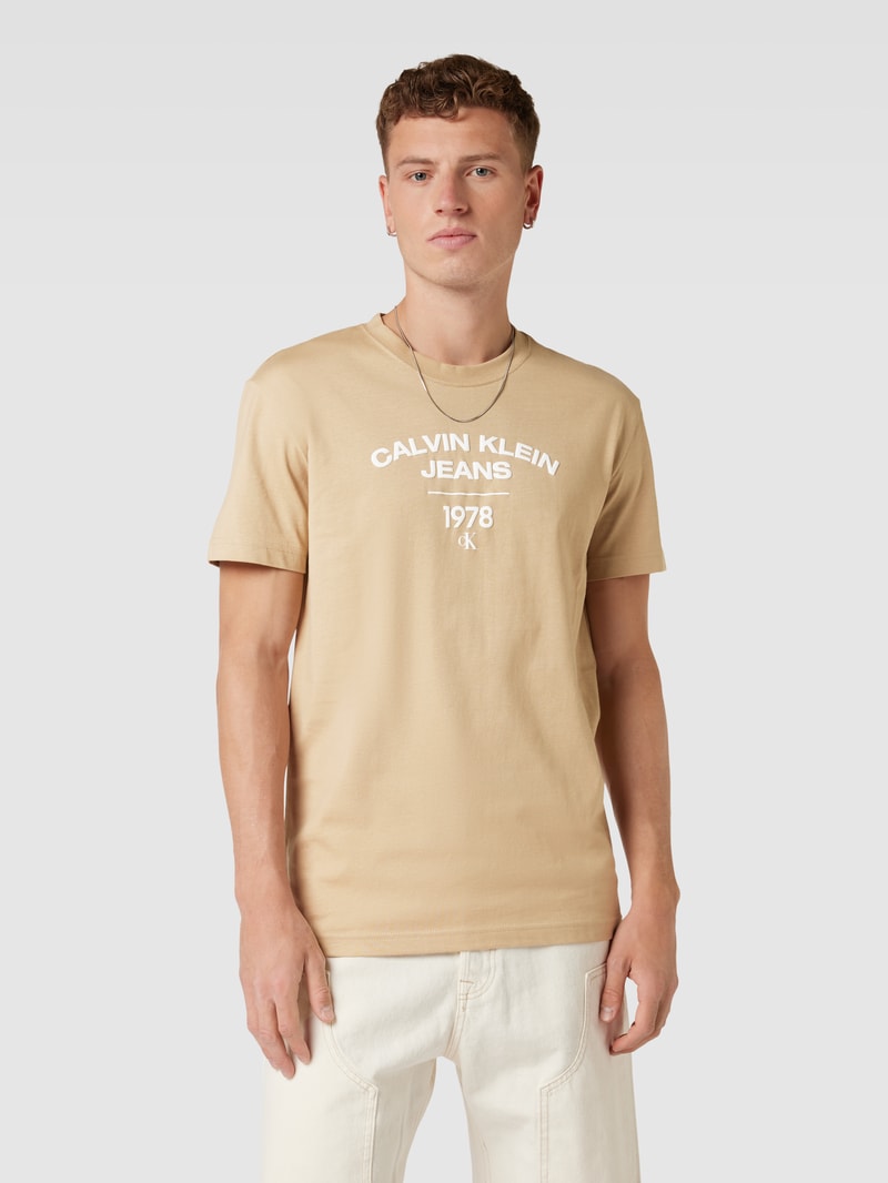 T-Shirt mit Label-Print in beige