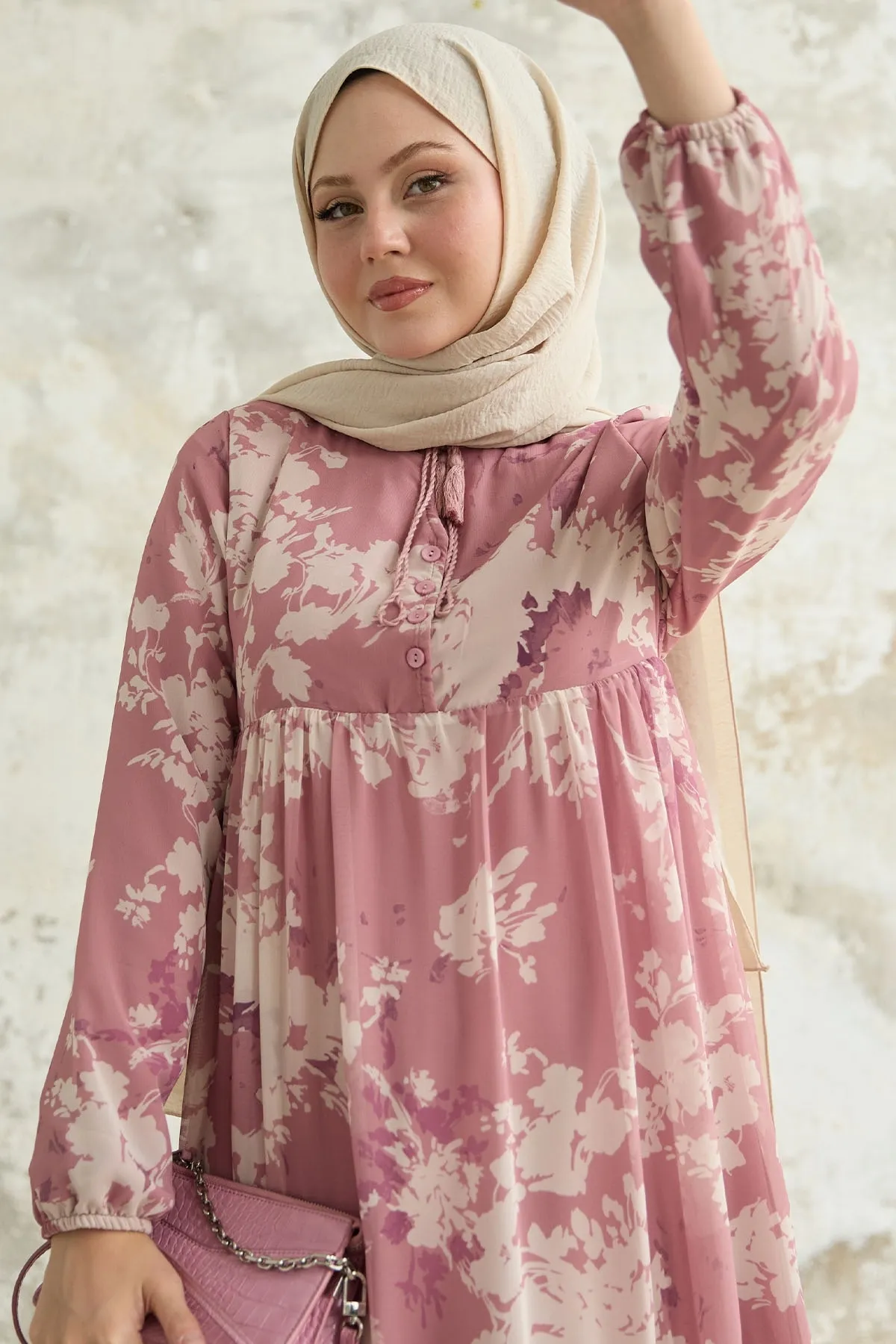InStyle  Chiffonkleid mit Blattmuster und Quasten vorne aus getrockneten Rosen