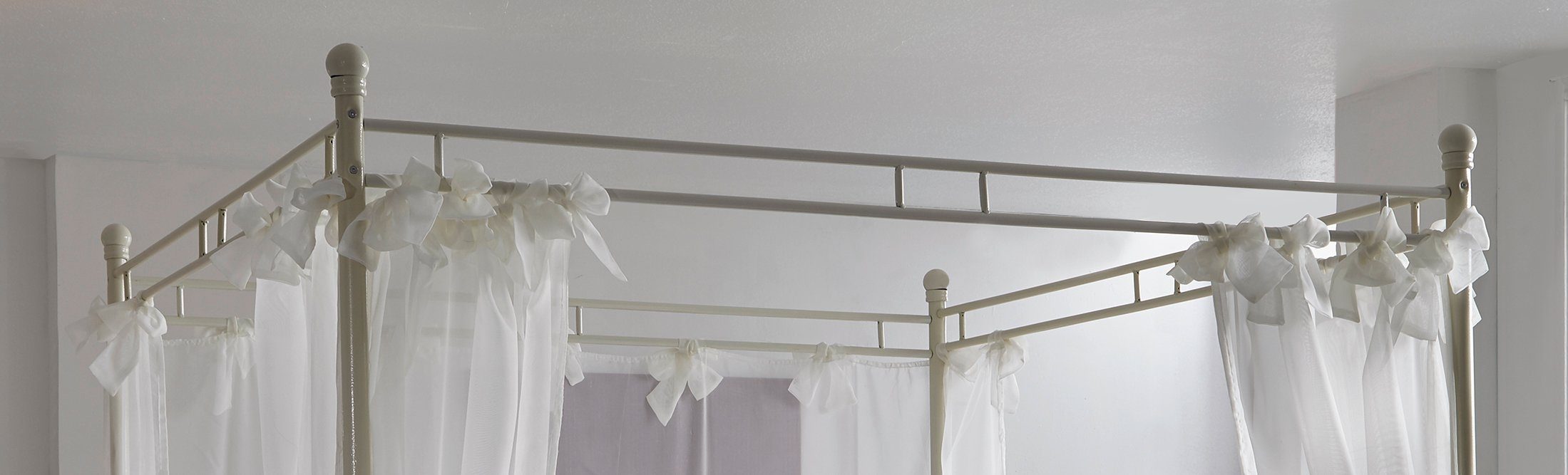 Junado® Himmelbett Venezia, Doppelbett, mit Vorhang, nostalgisches Flair, optimaler Liegekomfort