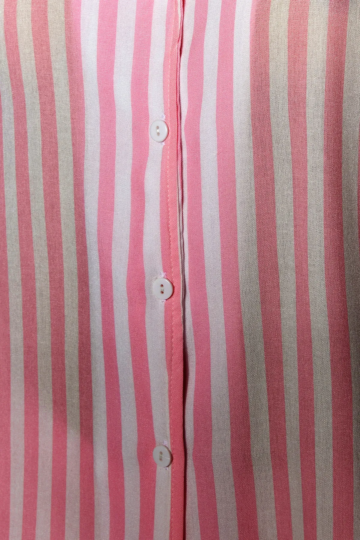 Trendyol Collection  Rosa gestreiftes Viskose-Hemd-Shorts-Pyjama-Set mit weitem Schnitt THMSS21PT0179
