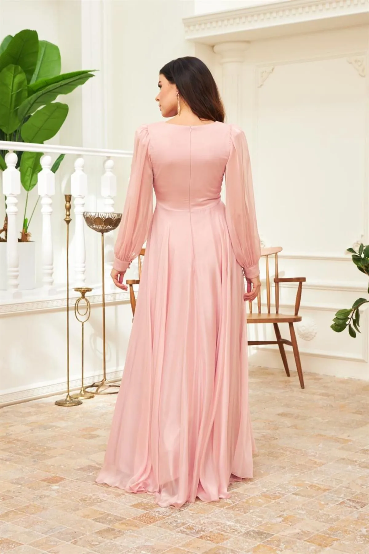 Carmen  Langes Abendkleid und Ballkleid aus puderfarbenem Chiffon