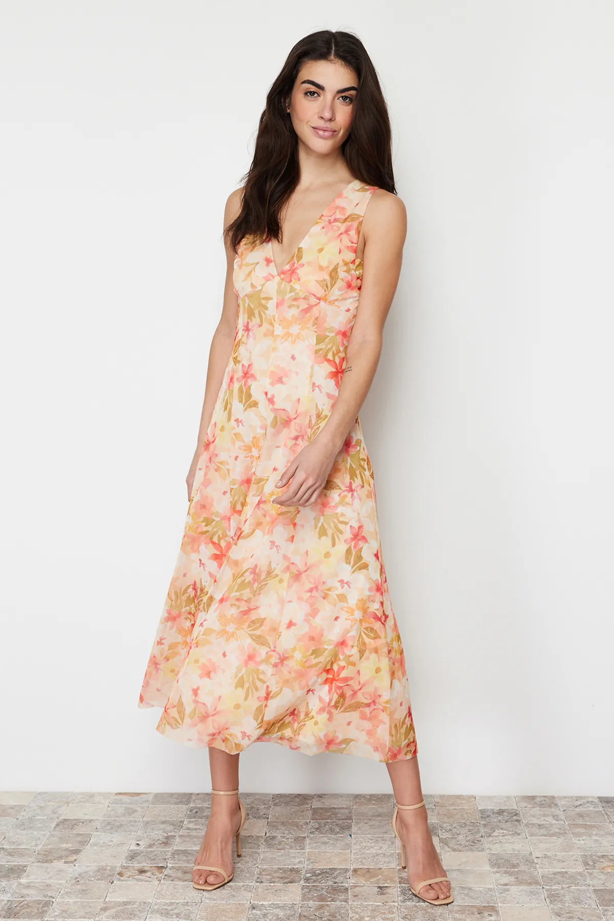 Trendyol Collection  Mehrfarbiger Tüll mit Blumenmuster und V-Ausschnitt TWOSS24EL00384