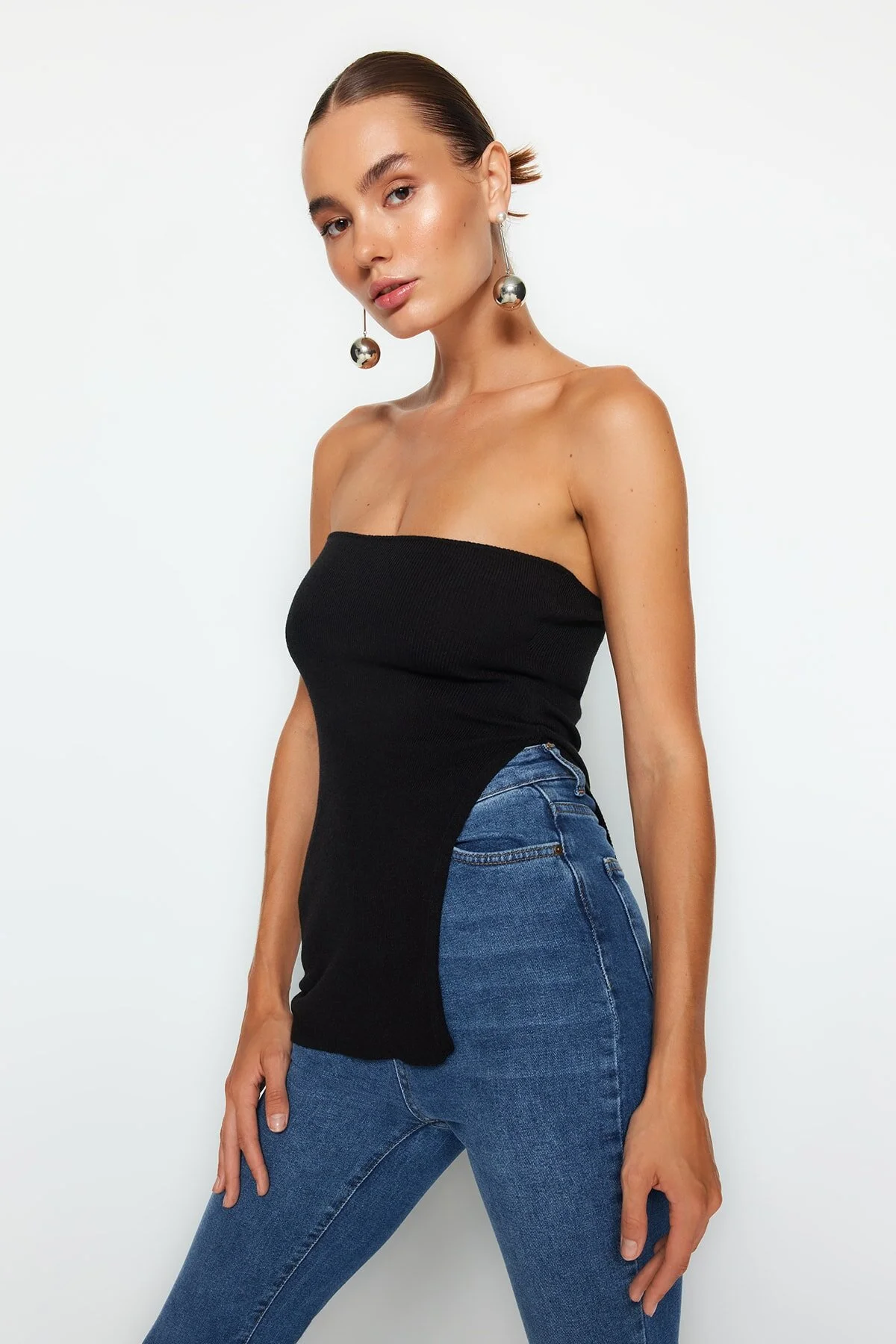 Trendyol Collection  Schwarze, trägerlose, geschlitzte, detaillierte Bluse aus Premiumgarn/Spezialgarn TWOAW24BZ00131