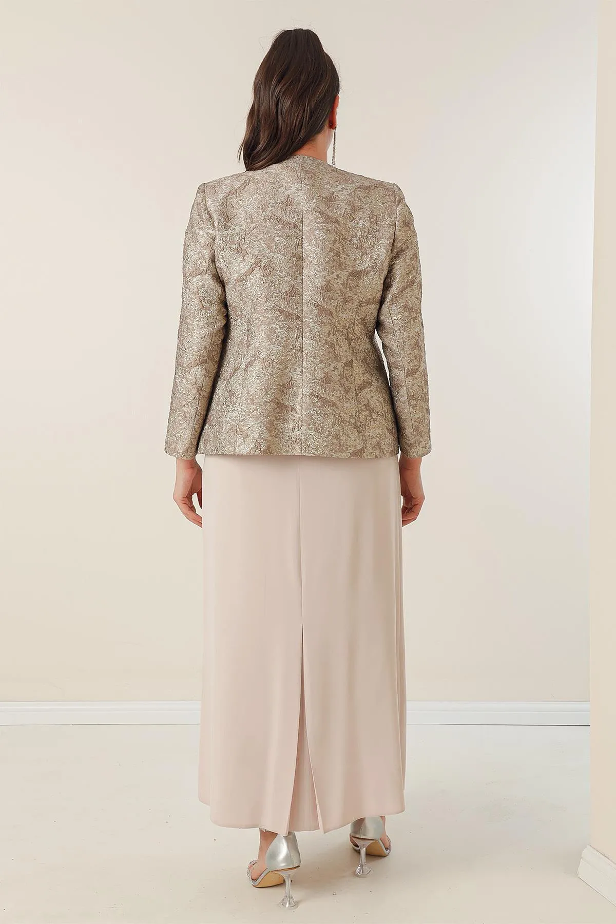 By Saygı  2-teiliges Set aus ärmellosem, langem Kreppkleid mit perlenbesetzter Taille, vorne, perlenbesetzter Jacquard-Jacke und gefüttertem Plus-Size-Set