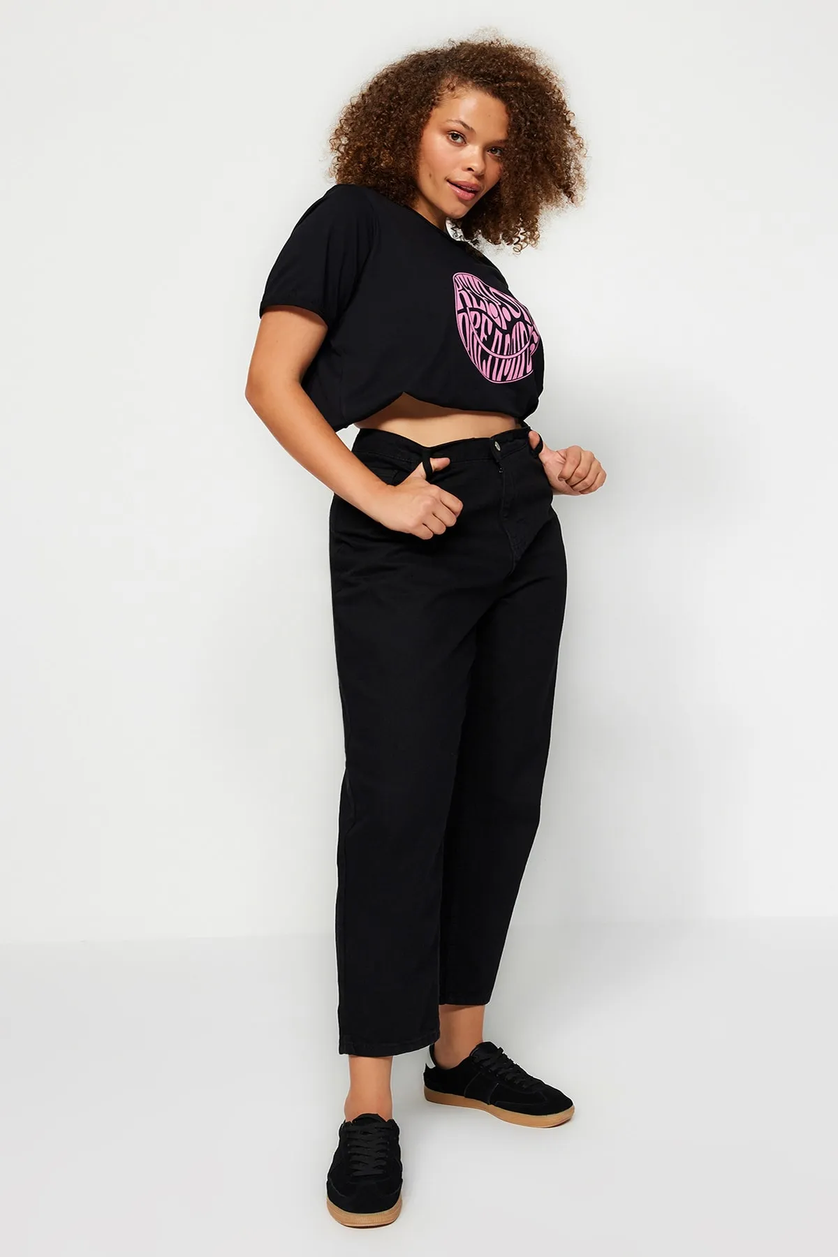 Trendyol Curve  Schwarze Mom-Fit-Jeans TBBSS23CJ00038