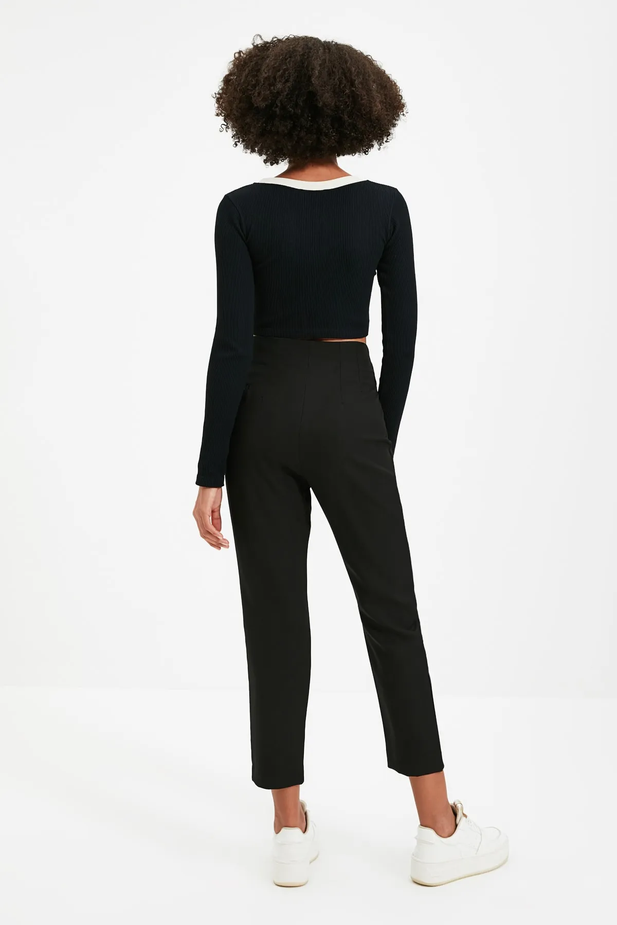 Trendyol Collection  Schwarze knöchellange gewebte Hose mit Zigarettenmuster und Abnähern, hoher Taille TWOSS20PL0515