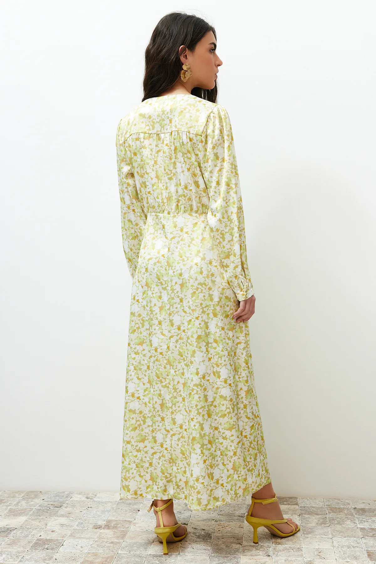 Trendyol Modest  Hellgrünes, gewebtes Kleid mit Blumenmuster vorne und Knöpfen TCTSS24EB00087