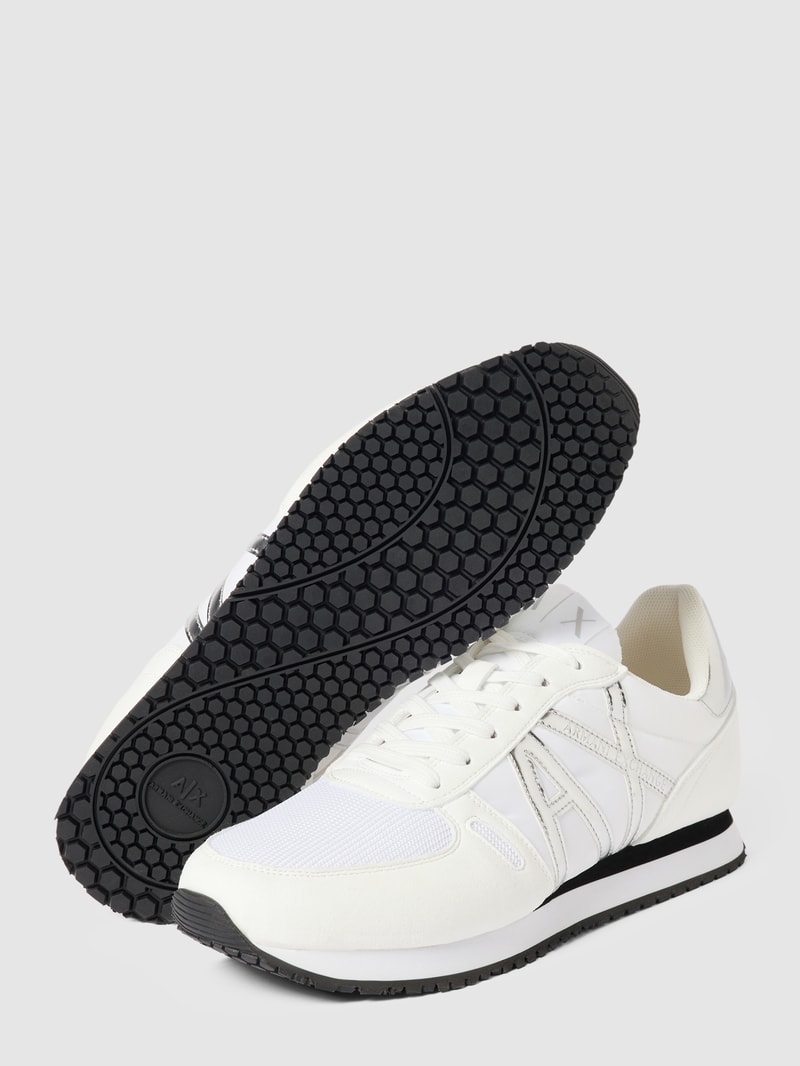 Sneaker mit Label-Details in weiß