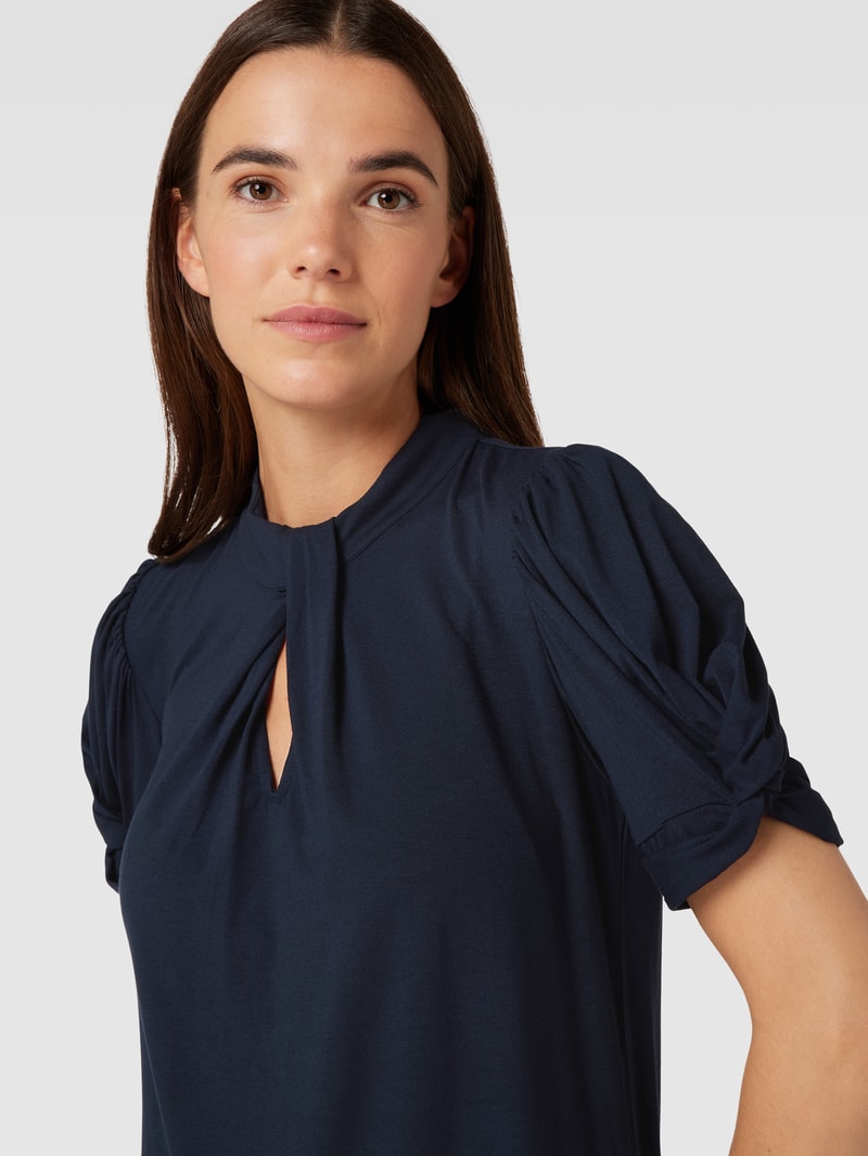 T-Shirt mit Schlüsselloch-Ausschnitt Modell 'IRVETTE' in marineblau