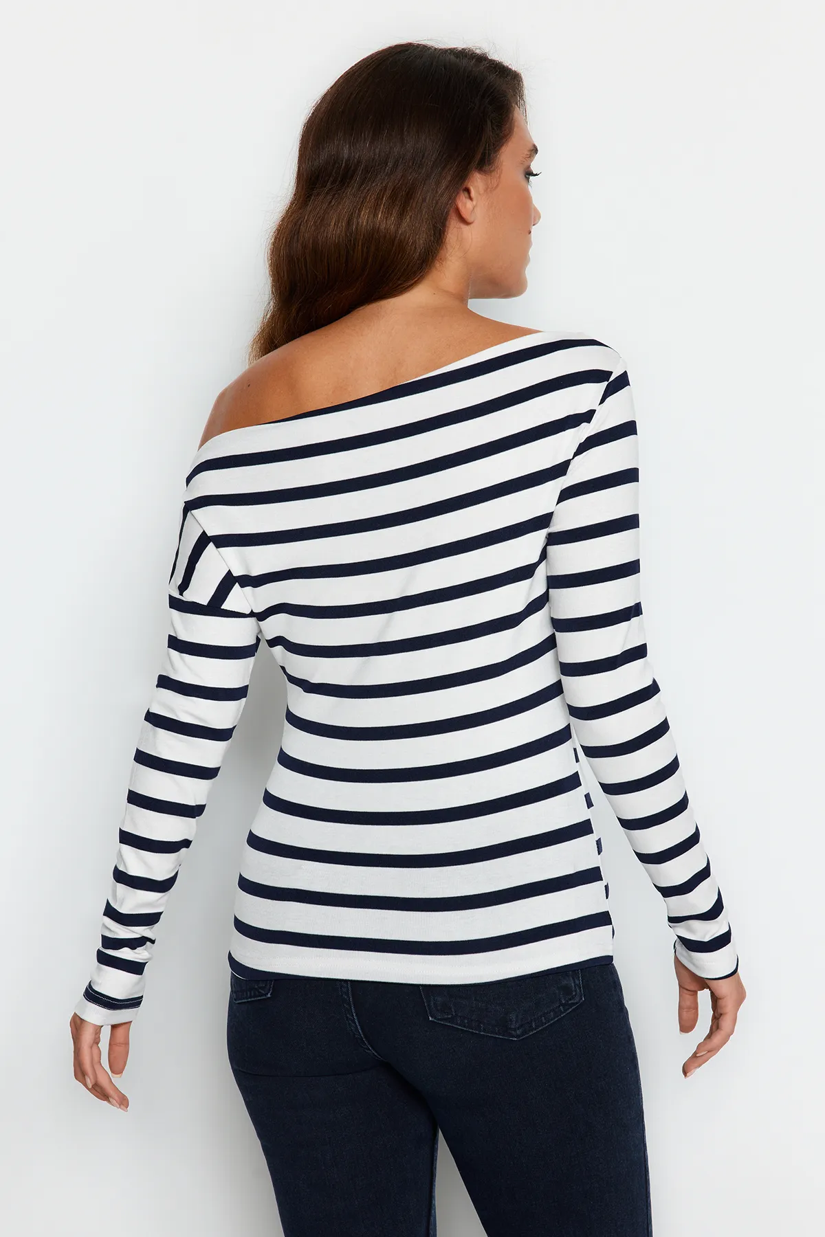 Trendyol Collection  Marineblaue gestreifte Strickbluse aus hochwertigem, weichem Stoff mit U-Boot-Ausschnitt TWOAW24BZ00227