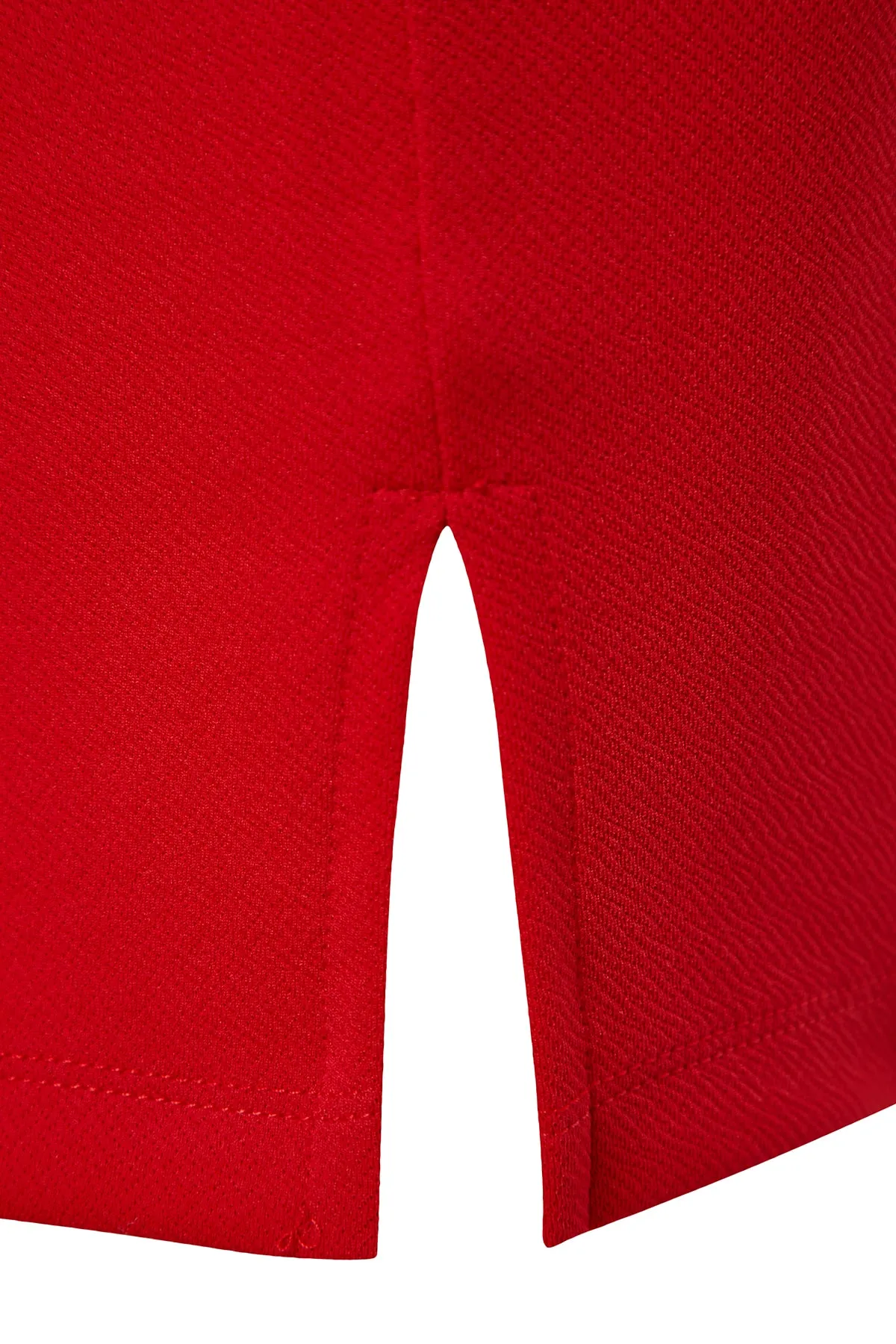 Trendyol Collection  Rotes, elegantes, figurbetontes, flexibles Mini-Strickkleid aus strukturiertem Krepp mit Rundhalsausschnitt TWOAW24EL00176