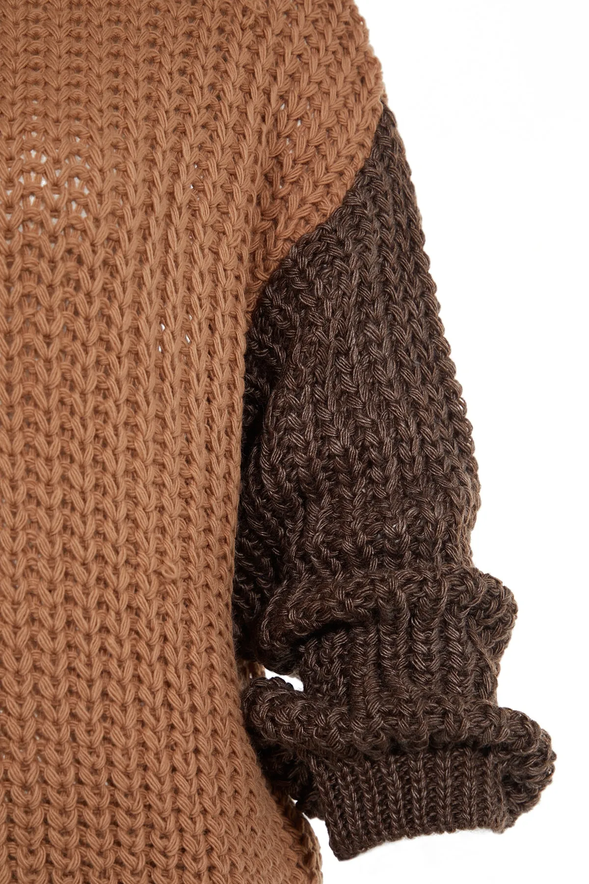 Trendyol Collection  Kamelfarbener, weich strukturierter Strickpullover mit Farbblockdesign und weiter Passform TWOAW21KZ0271