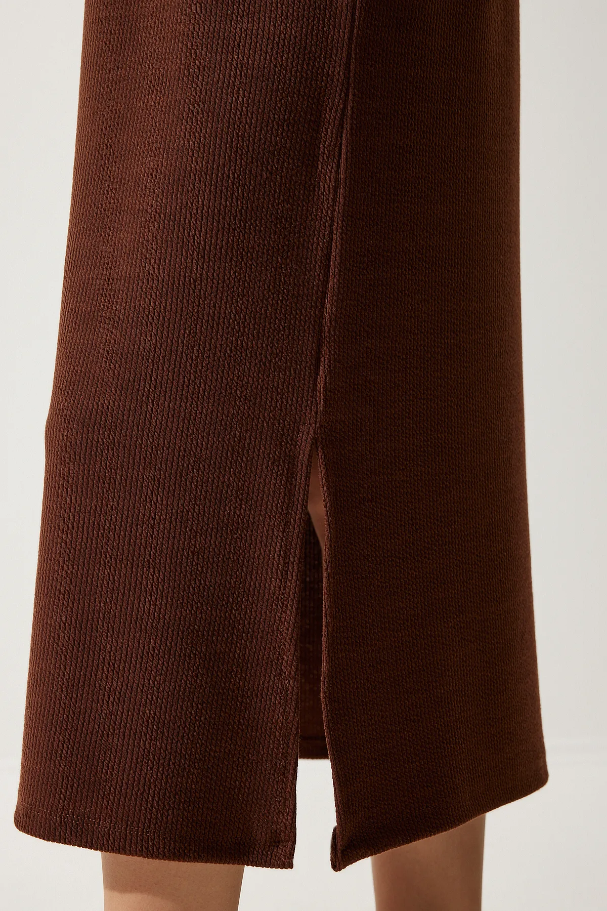 Happiness İstanbul  Braunes geripptes Strickkleid mit Rundhalsausschnitt für Damen DZ00111