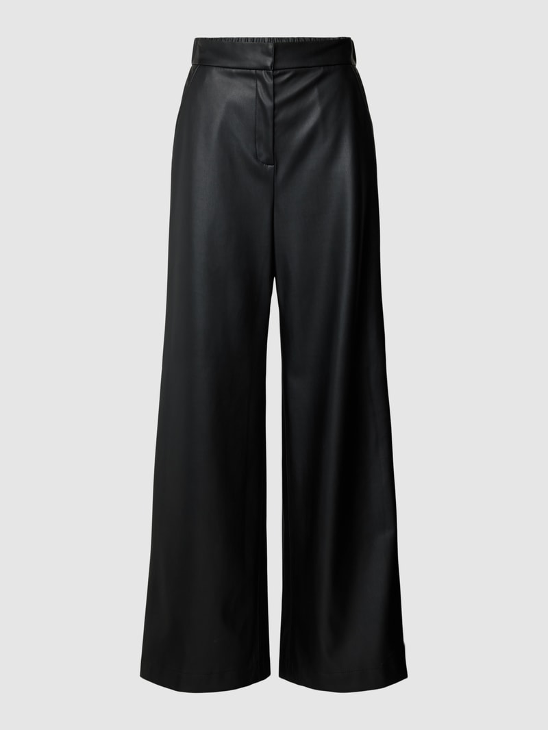 Hose in Leder-Optik mit Label-Detail Modell 'Tokasa' in schwarz