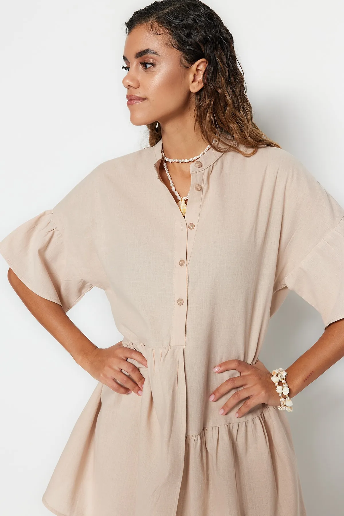 Trendyol Collection  Beiges, weit geschnittenes Mini-Strandkleid mit gewebtem Volant aus 100 % Baumwolle TBESS20EL0873