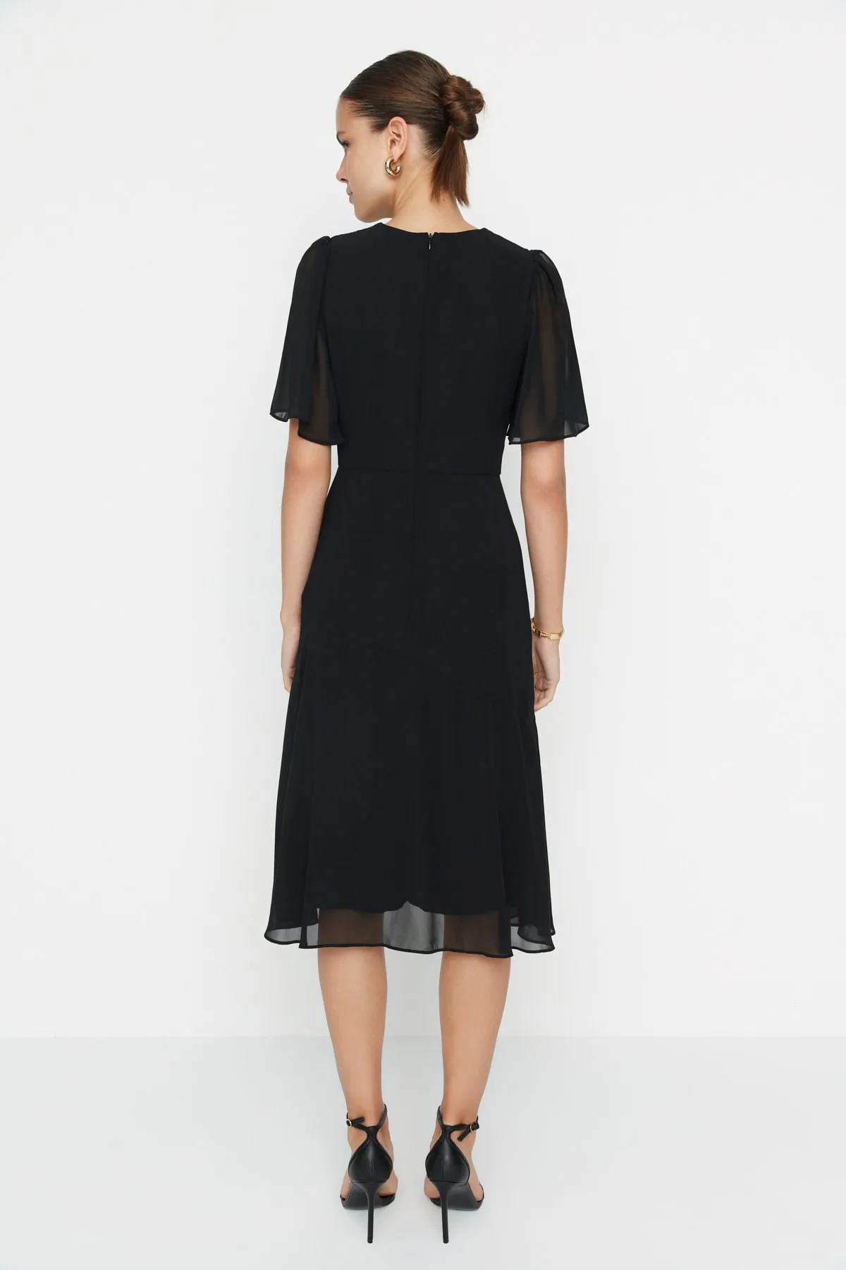 Trendyol Collection  Schwarzer Rock, Volant, Chiffon-gefüttertes Midi-Webkleid TWOSS22EL00733