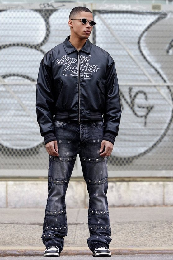 Slim-Fit Schlagjeans mit verziertem Detail
