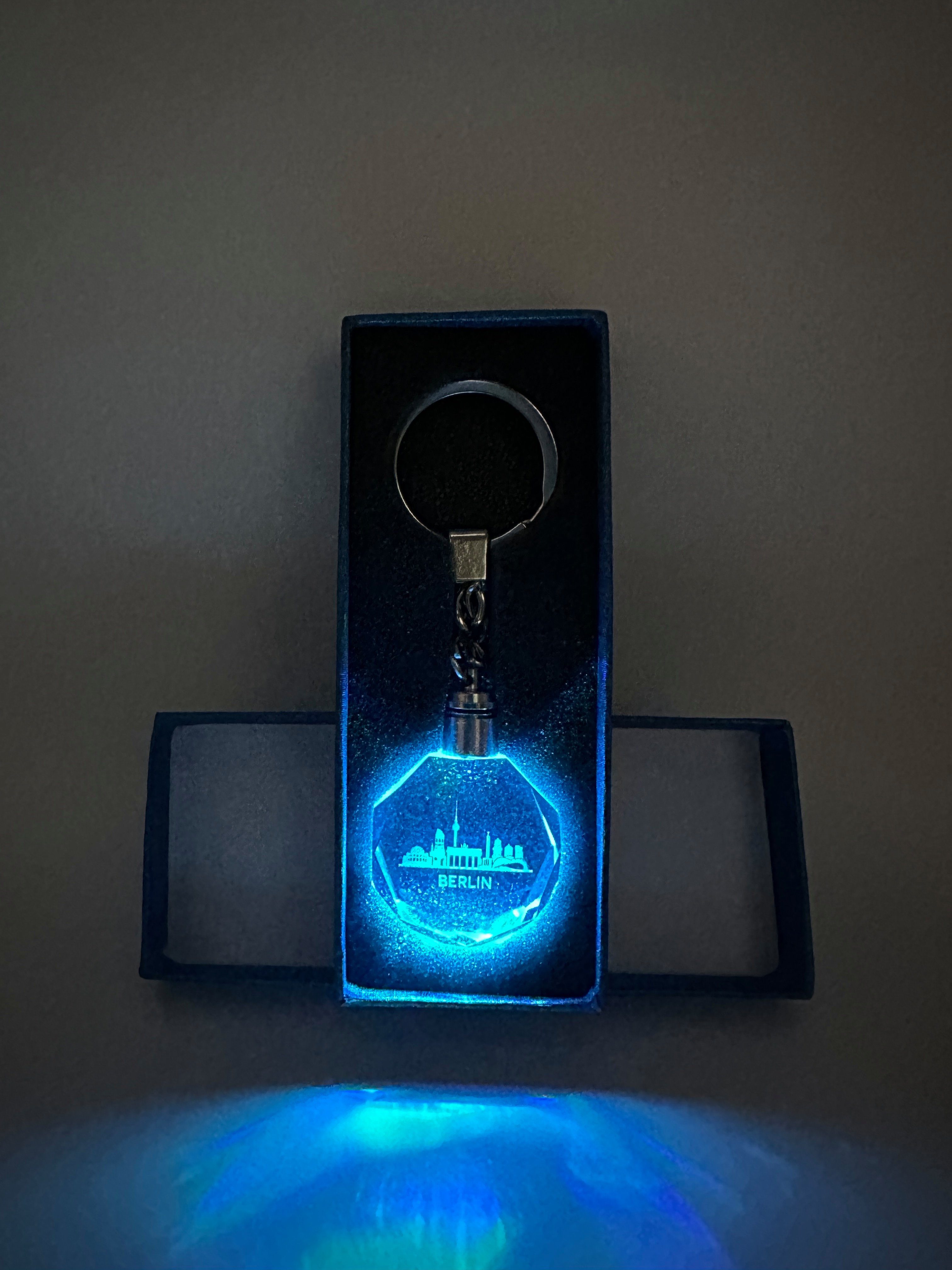 Stelby Schlüsselanhänger Berlin Schlüsselanhänger LED Multicolor mit Geschenkbox