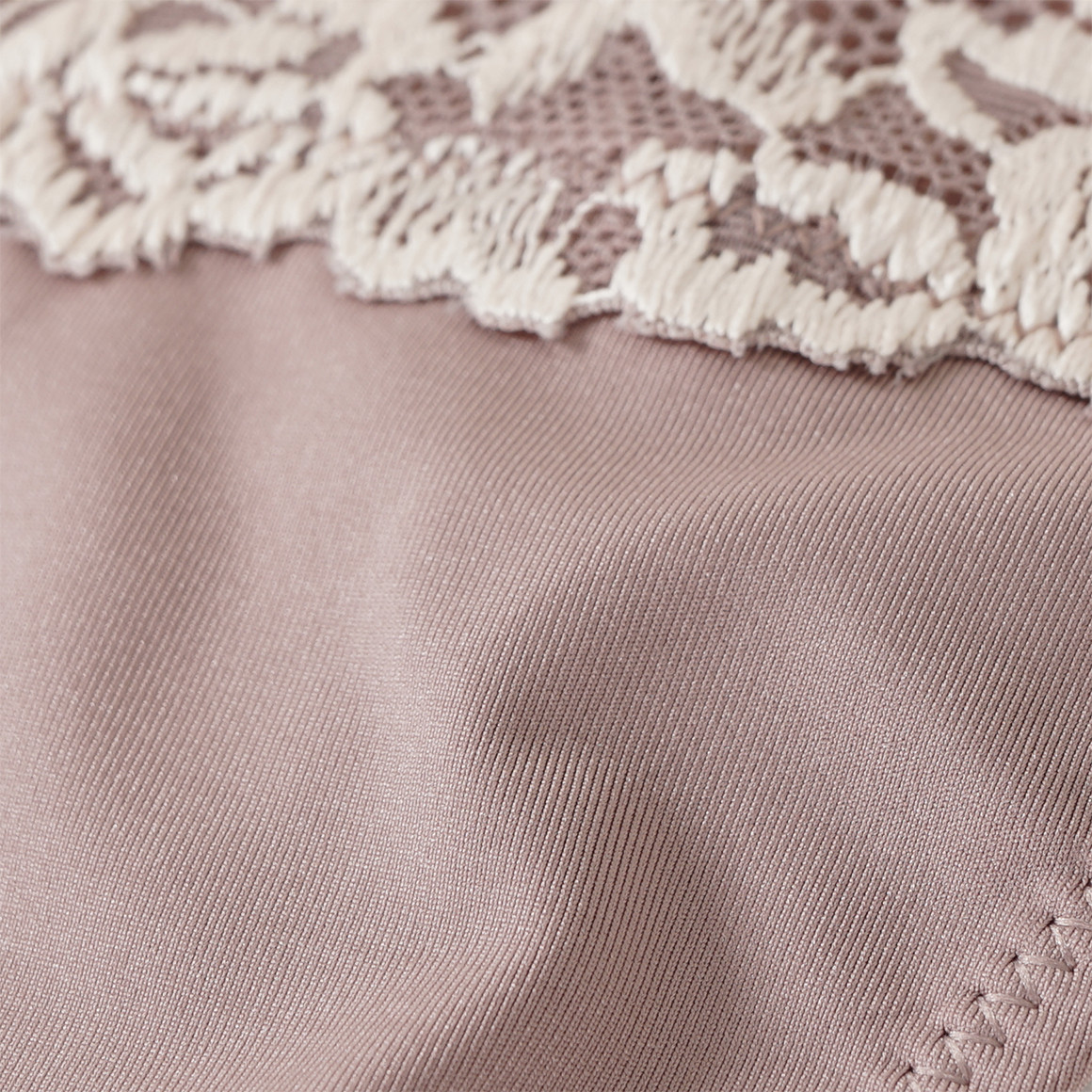 Damen String mit floraler Spitze