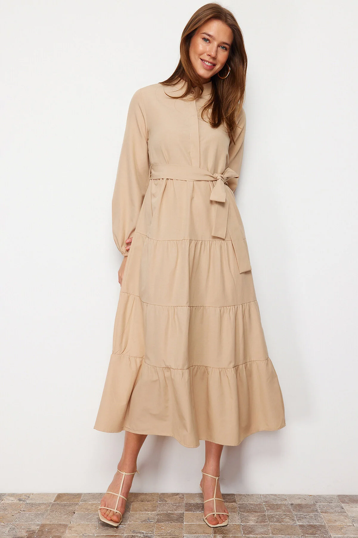 Trendyol Modest  Gewebtes Kleid mit Schmucksteinen, Gürtel, Kragen und Knopfdetail TCTSS21EL3343