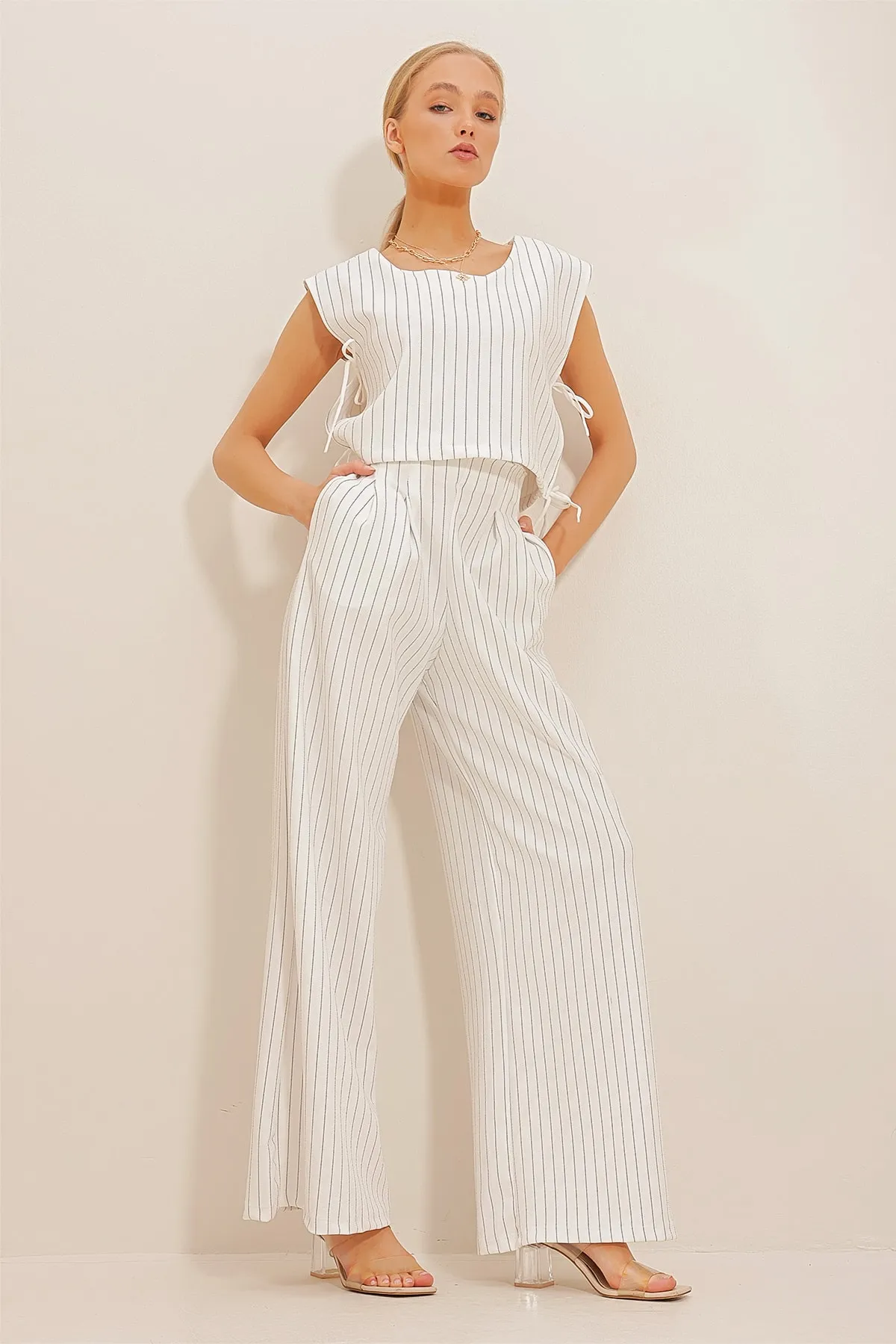 Trend Alaçatı Stili  Weißes Crop-Top und Palazzo-Hose mit Streifen für Damen, Doppelset ALC-X10645