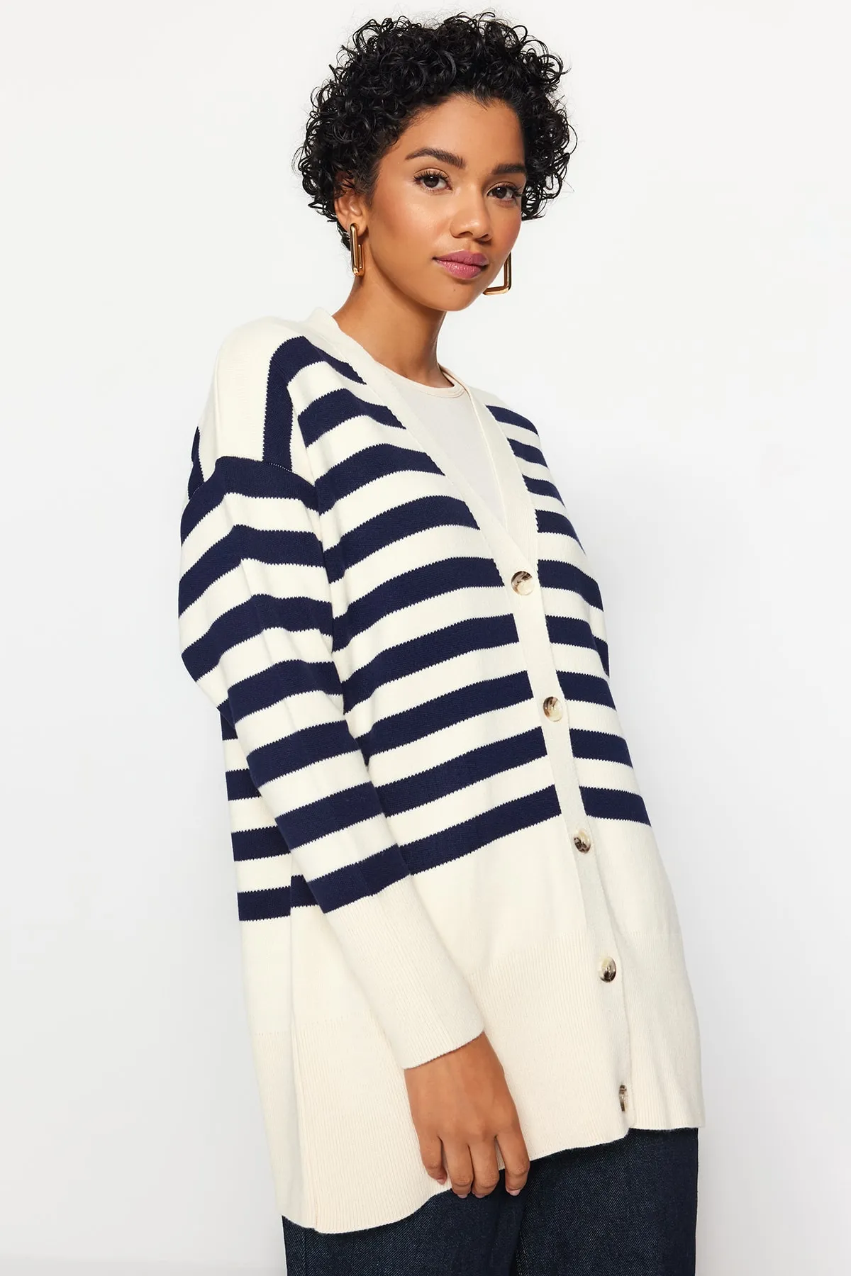 Trendyol Modest  Gestreifte Strickjacke mit V-Ausschnitt in Steinmarineblau TCTAW24TH00034