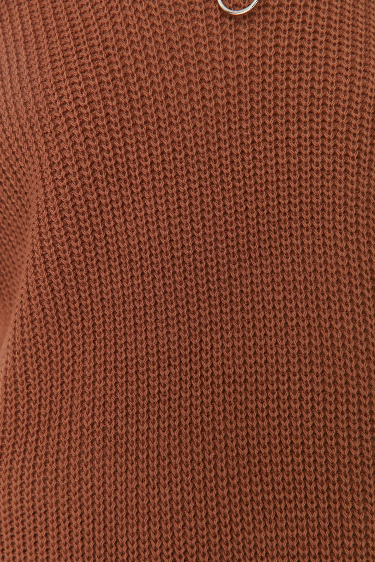 Trendyol Modest  Brauner Strickpullover mit seitlichem Bindeband und Reißverschlusskragen, detaillierter Strickpullover TCTAW22UV0009