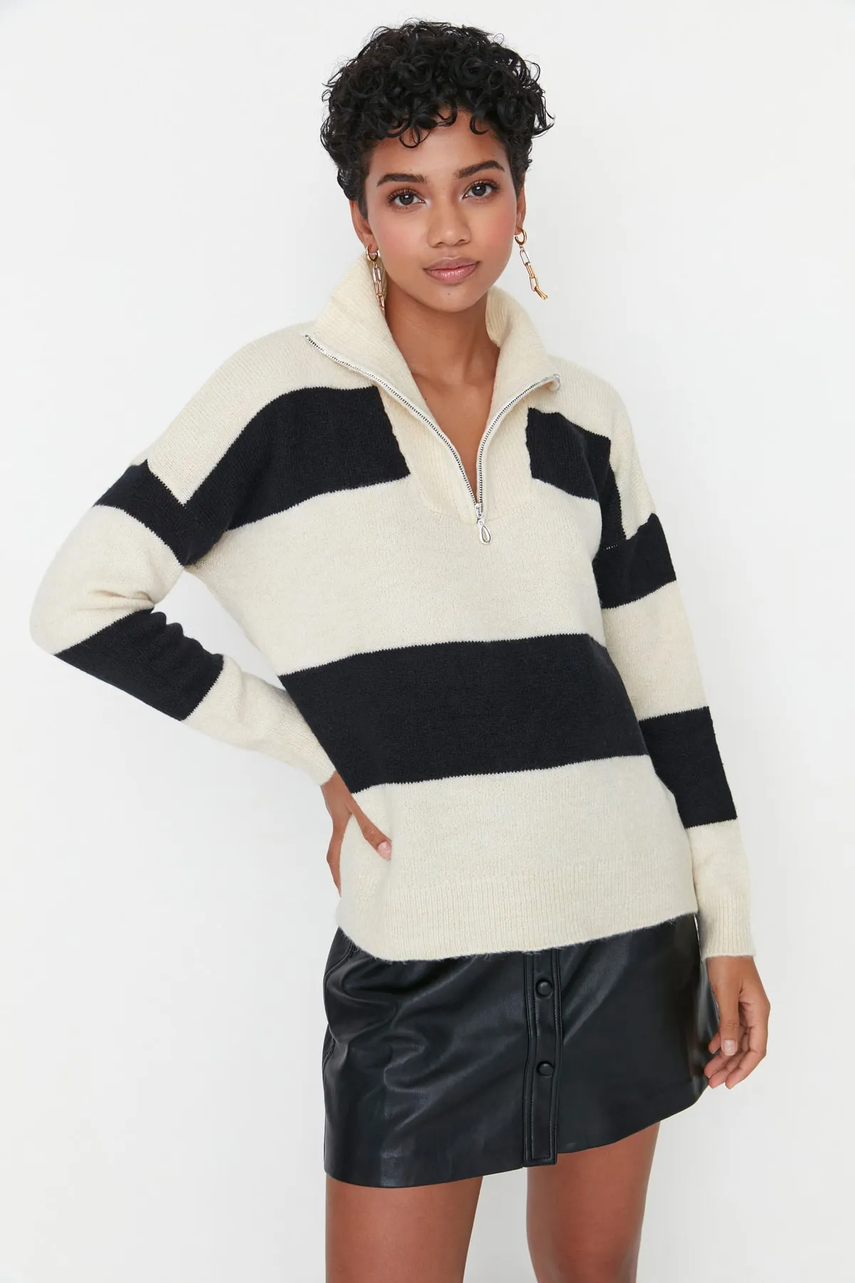 Trendyol Collection  Steinfarbener, weich strukturierter Strickpullover mit Stehkragen und Reißverschluss TWOAW22KZ0424