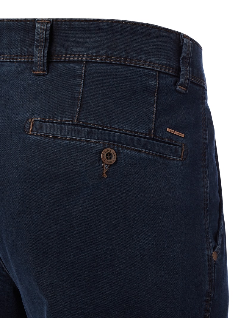 Jeans mit Label-Patch in dunkelblau