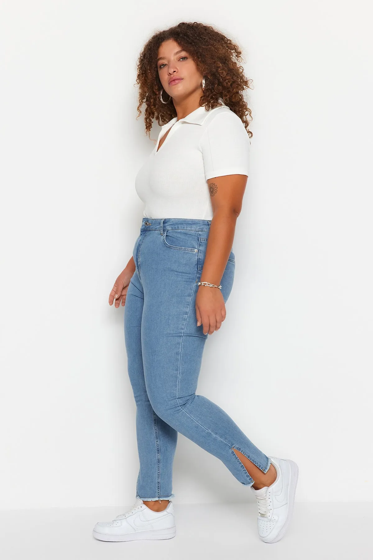 Trendyol Curve  Blaue, flexible Skinny-Denim-Jeans mit Schlitz und Quastendetail TBSSS23CJ00020