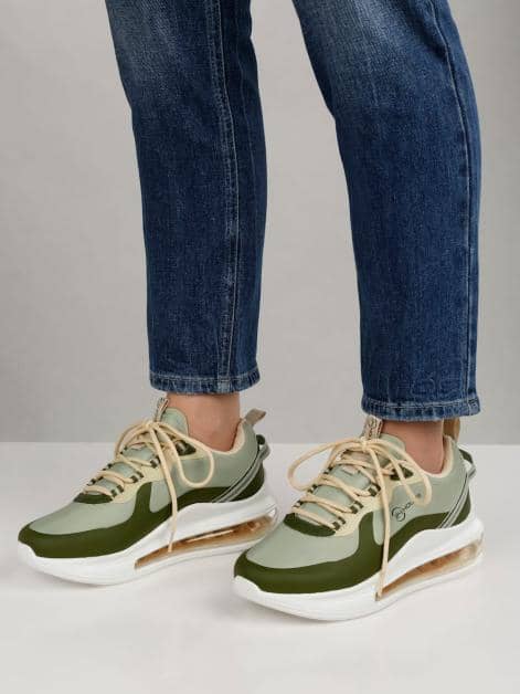 Sneaker mit Luftpolsterlaufsohle