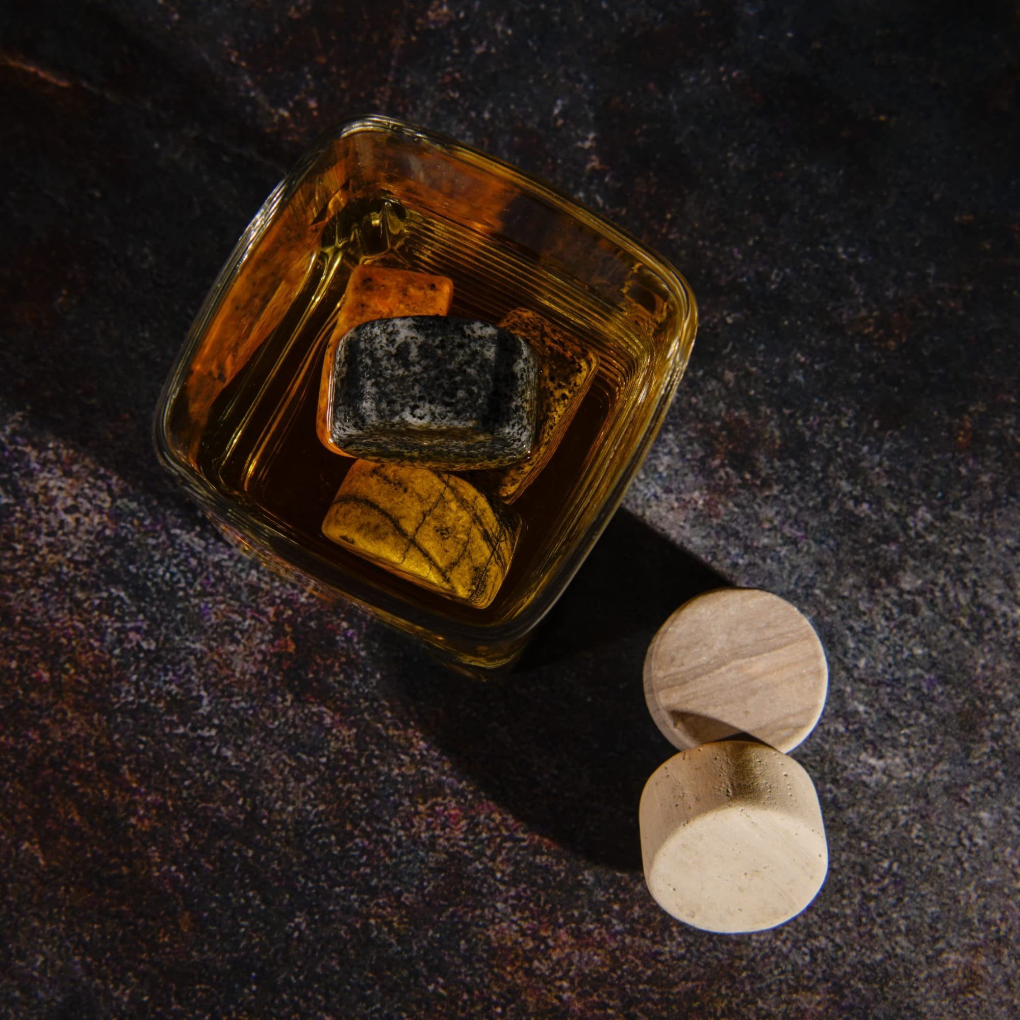 GOURMEO Whiskyglas Whiskey Steine Set: 6 Marmor, 3 Granit, Holzpräsentationsschale, Holz, Whiskey Steine Set: 6 Marmor und 3 Granit mit Holzpräsentationsschale