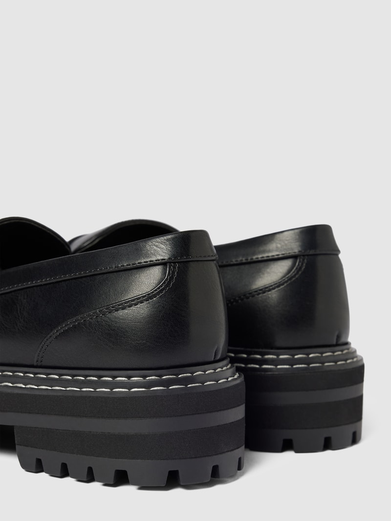 Loafers mit Kontrastnähten in schwarz