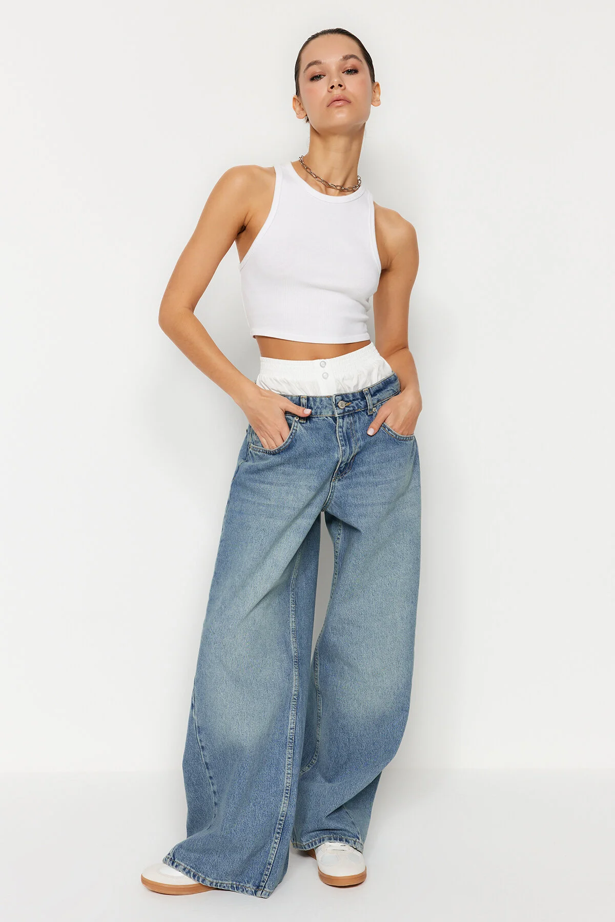Trendyol Collection  Blaue Boxer-Nähte, detaillierte Low-Waist-Jeans mit weitem Bein TWOSS24JE00053