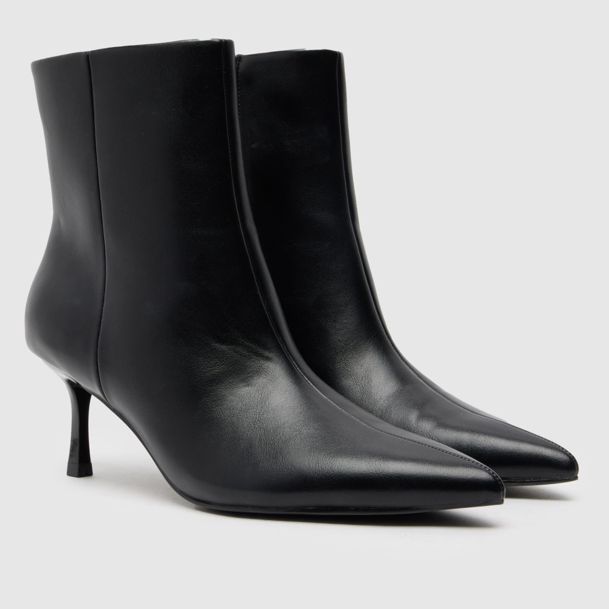 Schuh Brynn – Svarta stövlar med kitten heel