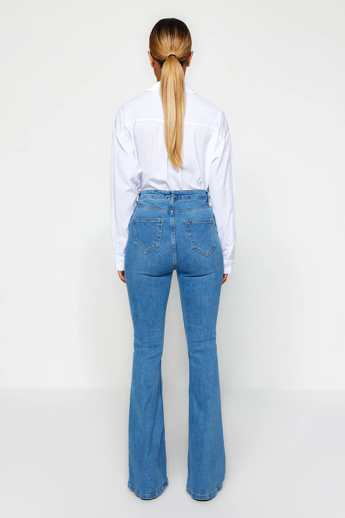 Trendyol Collection  Hellblaue Schlagjeans mit Knopfleiste und hoher Taille TWOSS20JE0111