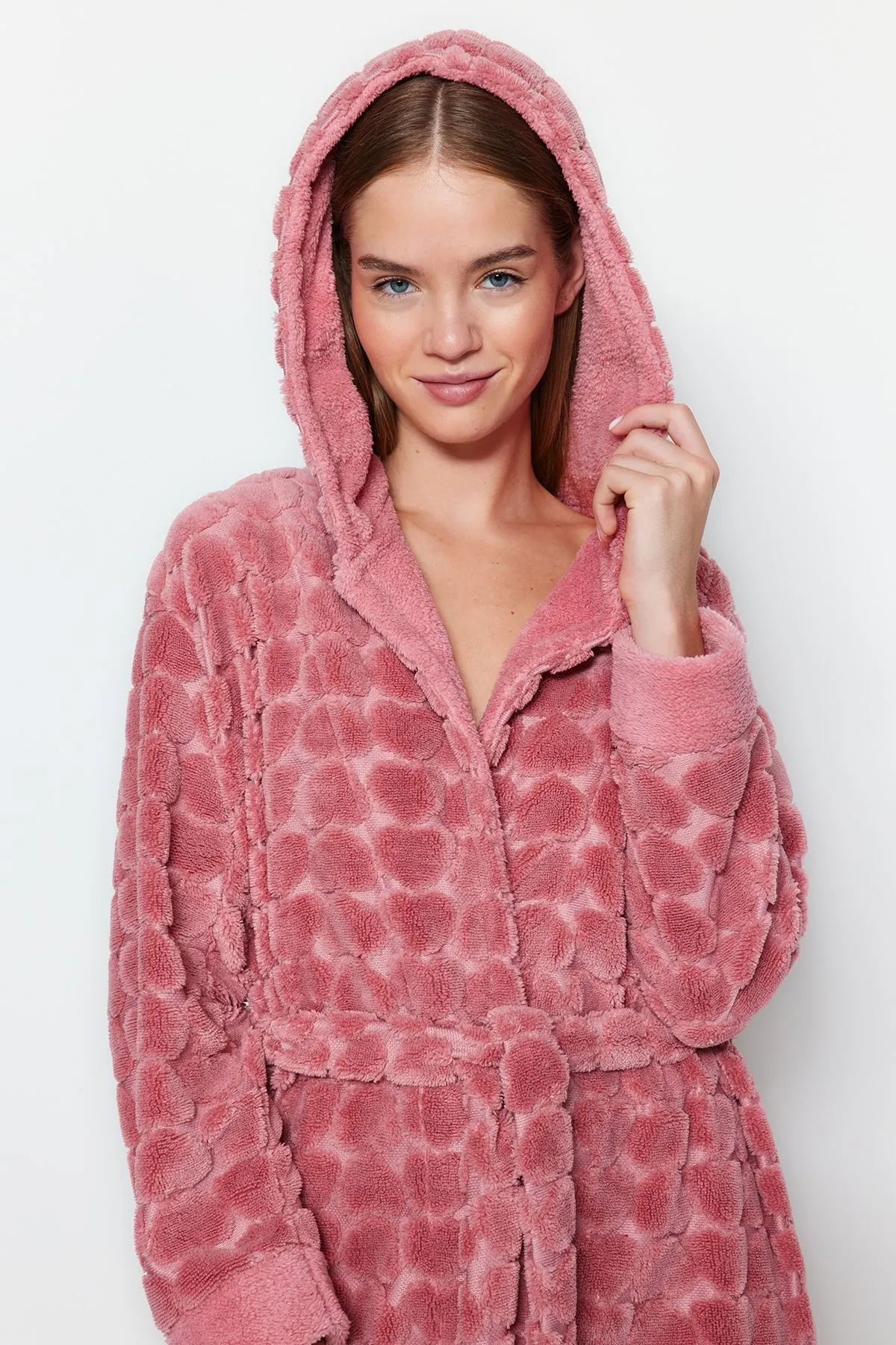 Trendyol Collection  Rosafarbener, herzgemusterter Fleece-Strick-Morgenmantel mit Gürtel THMAW24SB00002