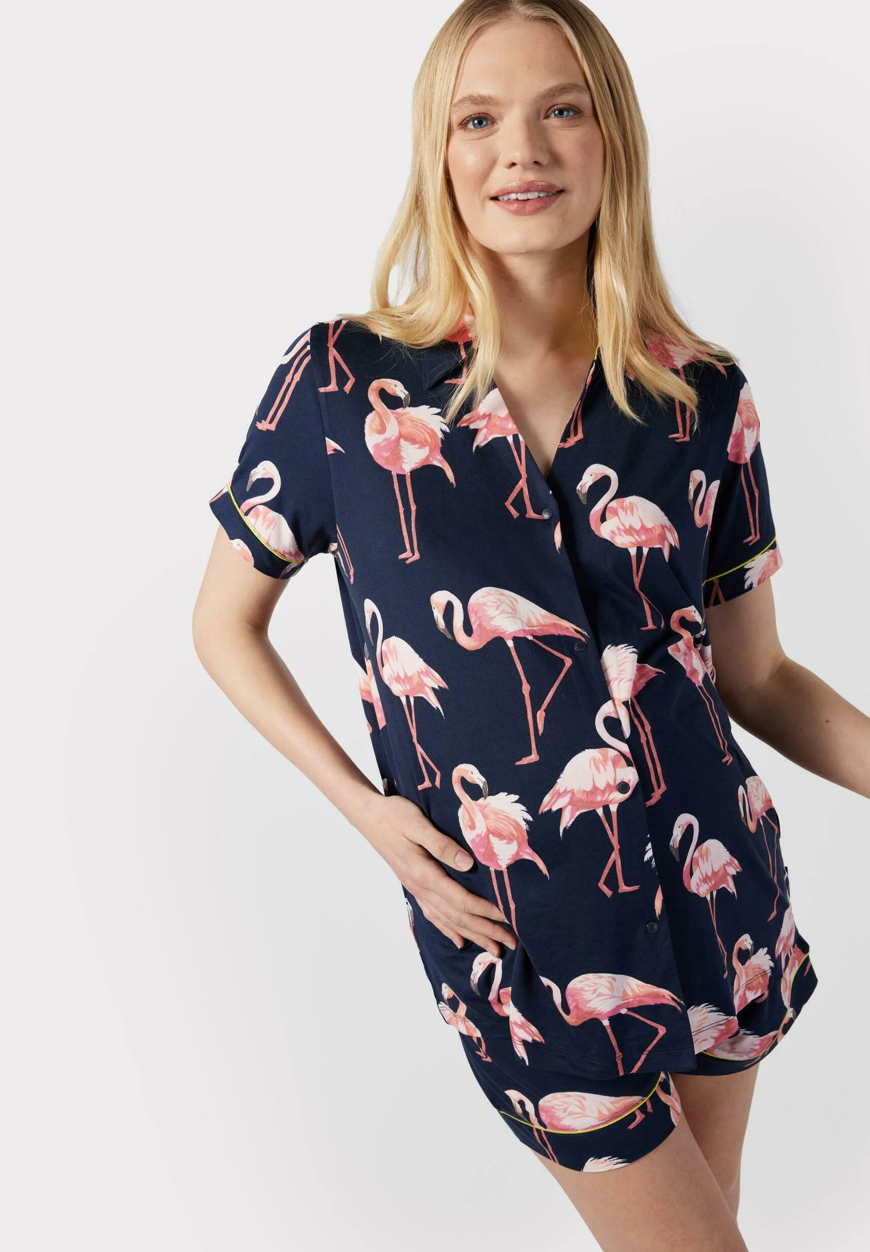 Pijama de maternidad con estampado de flamencos de Chelsea Peers