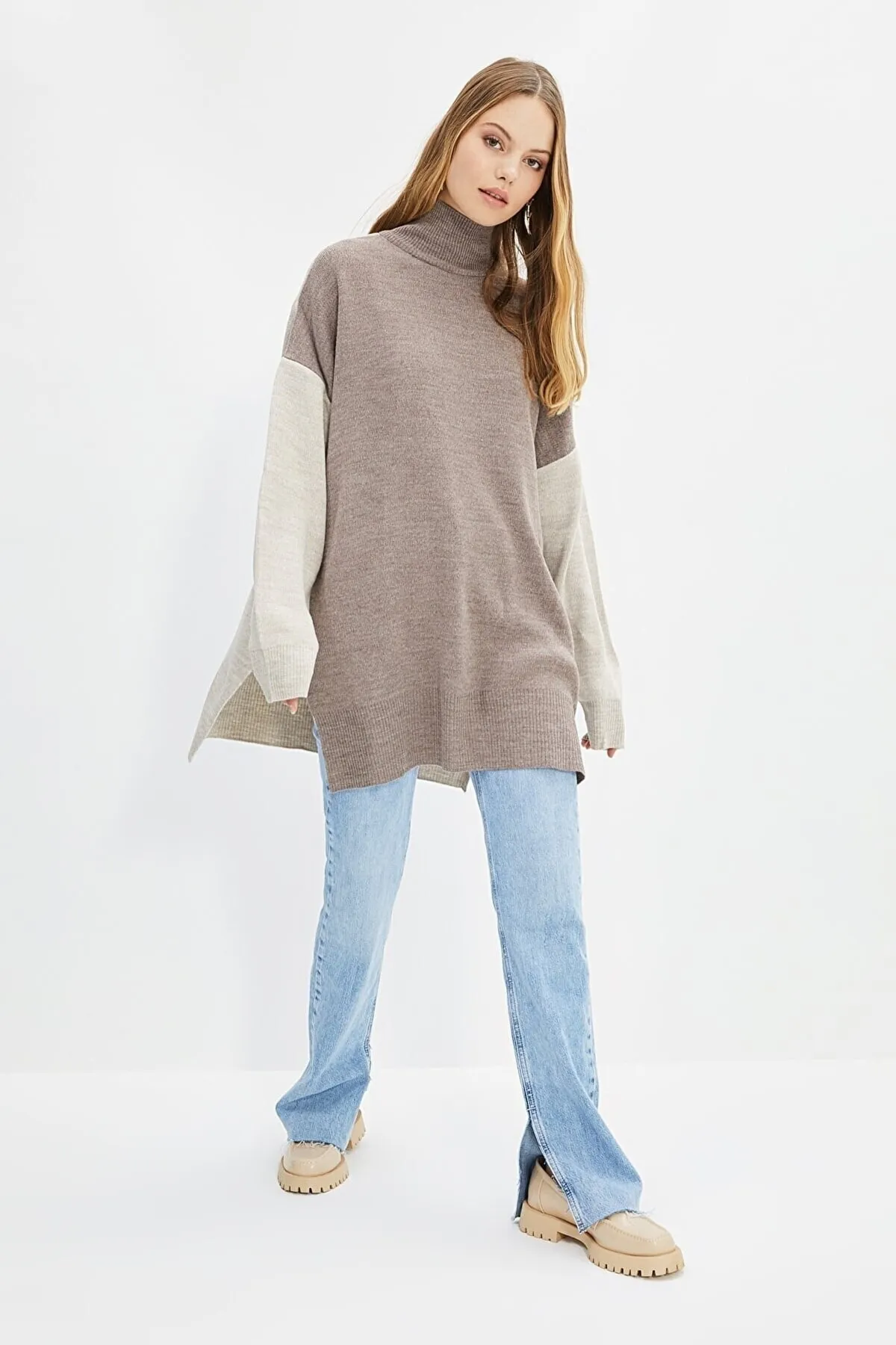 Trendyol Modest  Langer Strickpullover mit Rollkragen in Braun und Blockfarben TCTAW22KZ1309