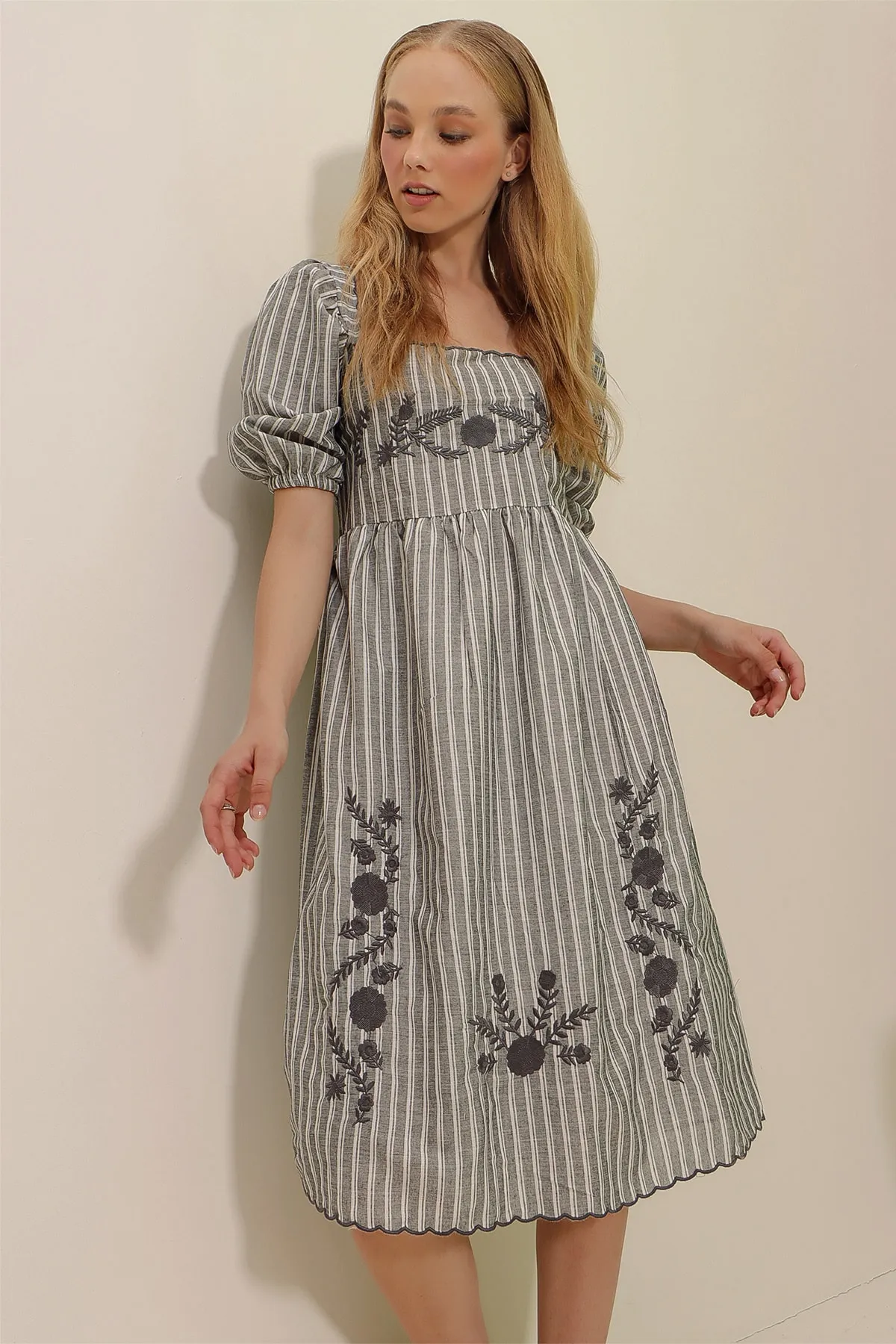Trend Alaçatı Stili  Graues Damenkleid mit quadratischem Kragen und Prinzessinnenärmeln, gestreift, mit Blumen bestickt, gewebtes Kleid ALC-X8996