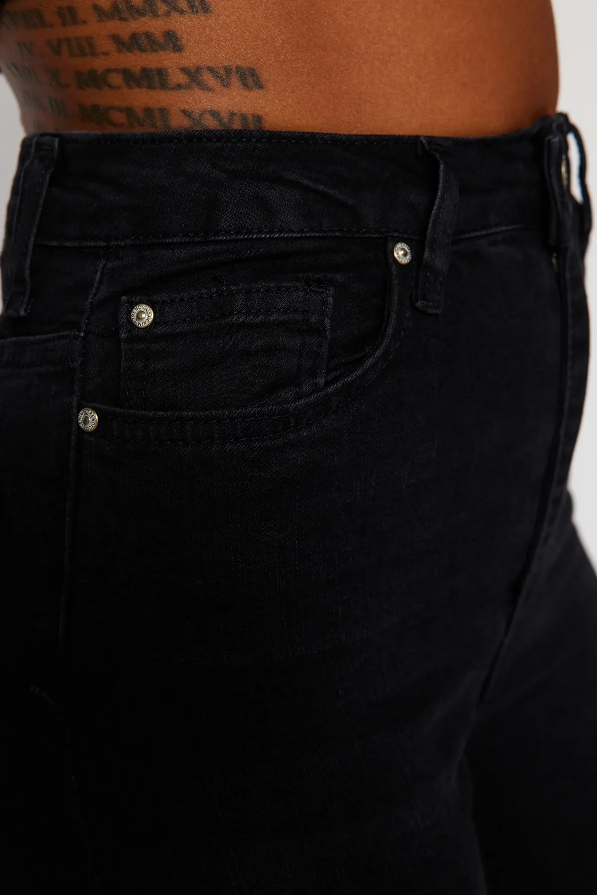 Trendyol Collection  Schwarze Skinny-Jeans mit superhoher Taille TWOSS22JE0560
