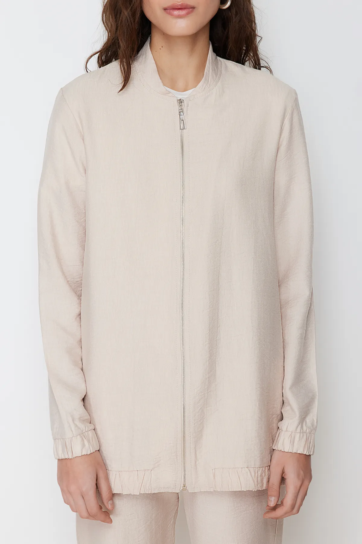 Trendyol Modest  Beigefarbenes Set mit gewebten Hosen, Tunika, Oberteil und Unterteil in Leinenoptik TCTSS24US00016