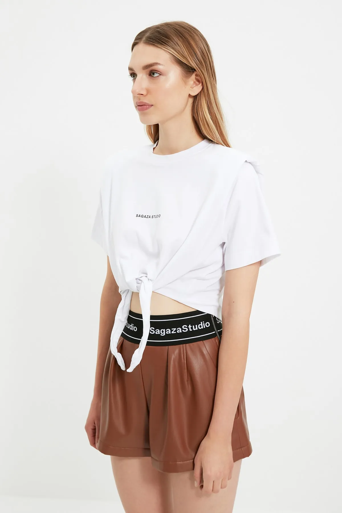 Trendyol Collection  X Sagaza Studio Strick-T-Shirt mit weißem Slogan TPRAW22TS0214
