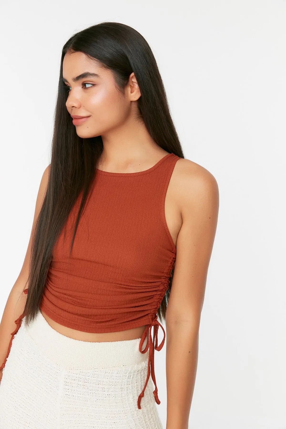 Trendyol Collection  Crop-Strickbluse aus faltigem Stoff mit Kachelraffung und detailliertem Muster THMSS22BZ1016